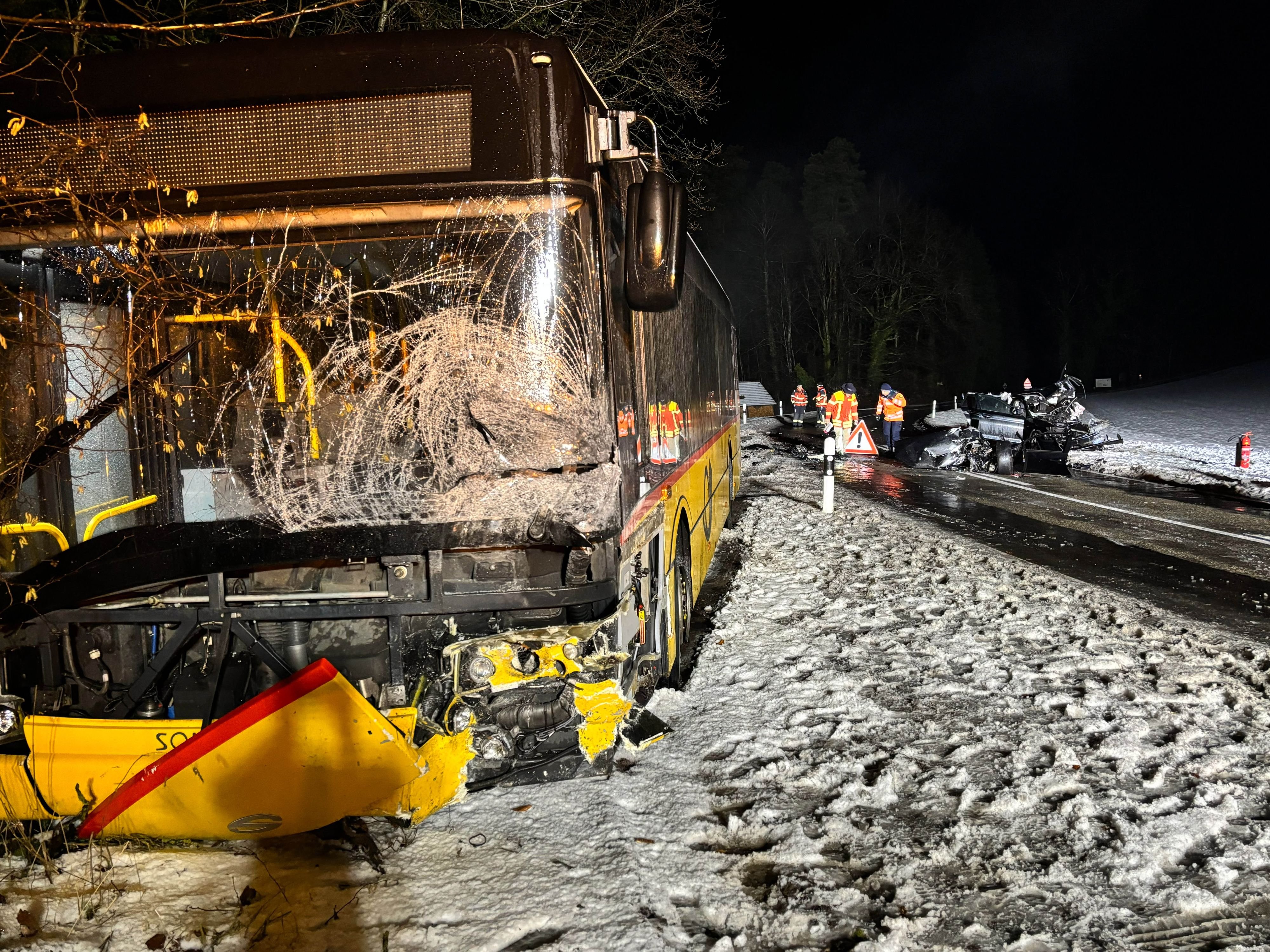 Nach-Kollision-mit-Postauto-auf-vereister-Fahrbahn-in-H-ttwilen-22-j-hriger-Autofahrer-erliegt-seinen-Verletzungen