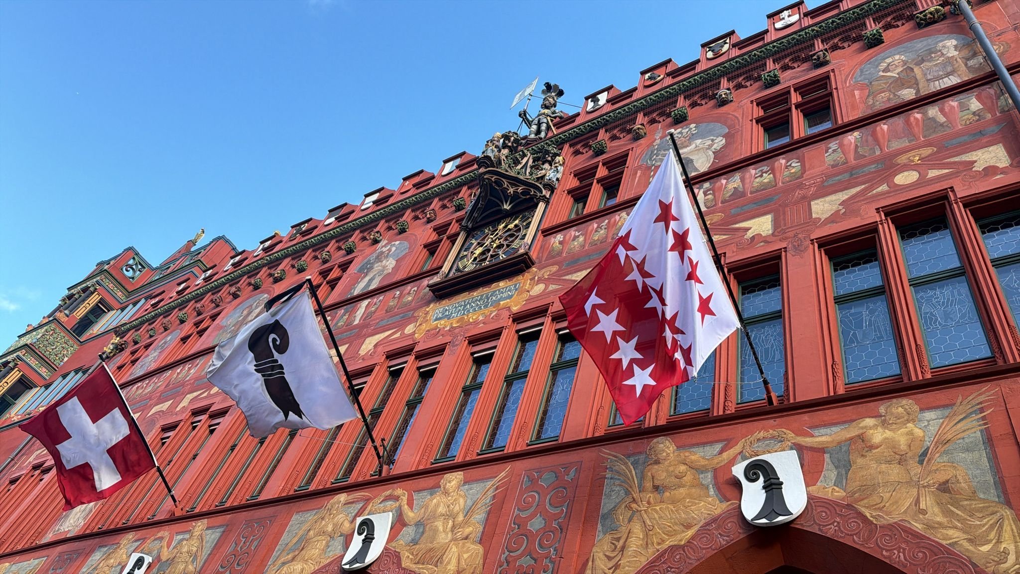Schweigeminute-auf-dem-Marktplatz-in-Basel