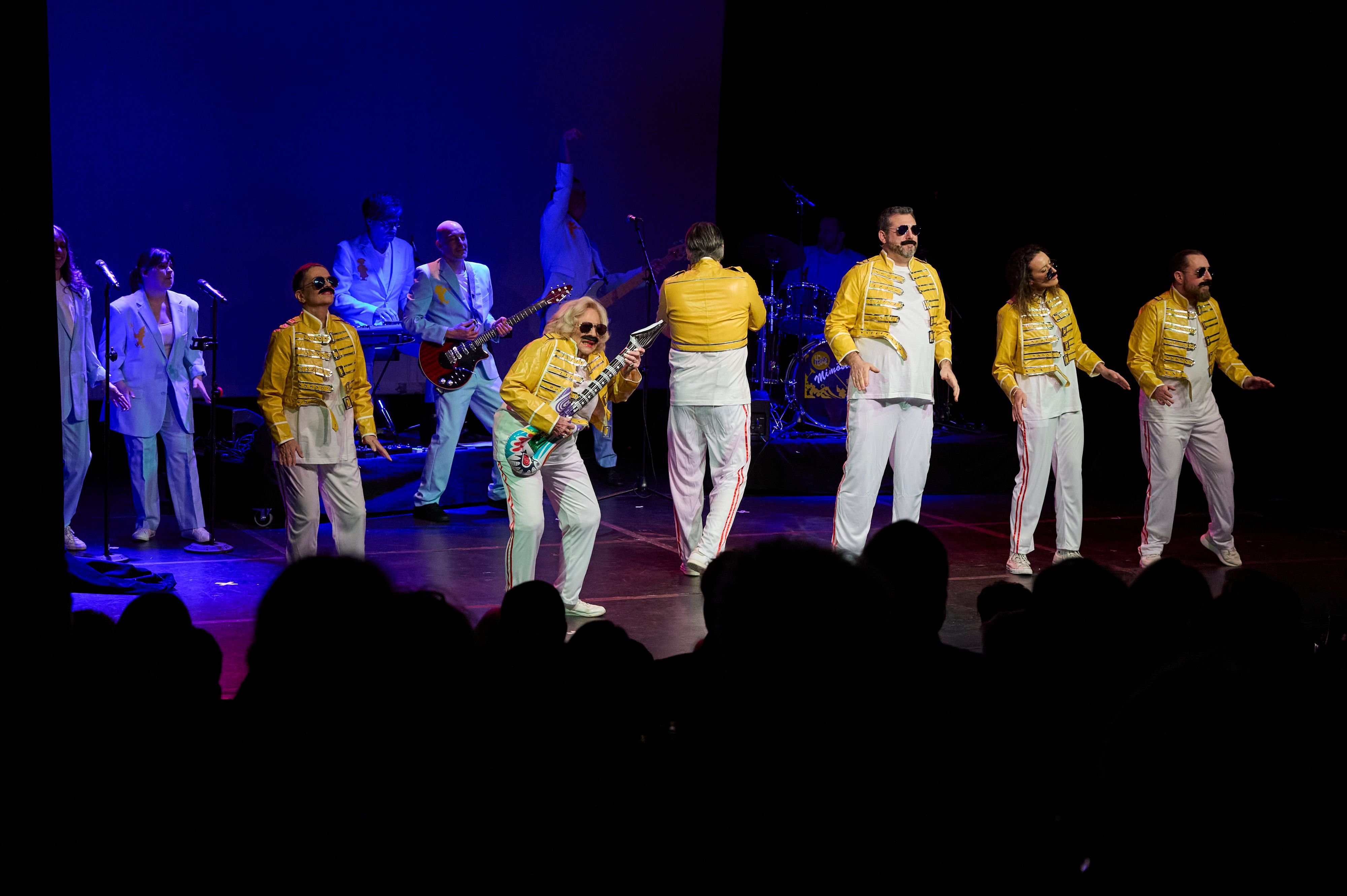 Das-Mim-sli-gibt-sich-royal-und-huldigt-den-Basler-Monarchen