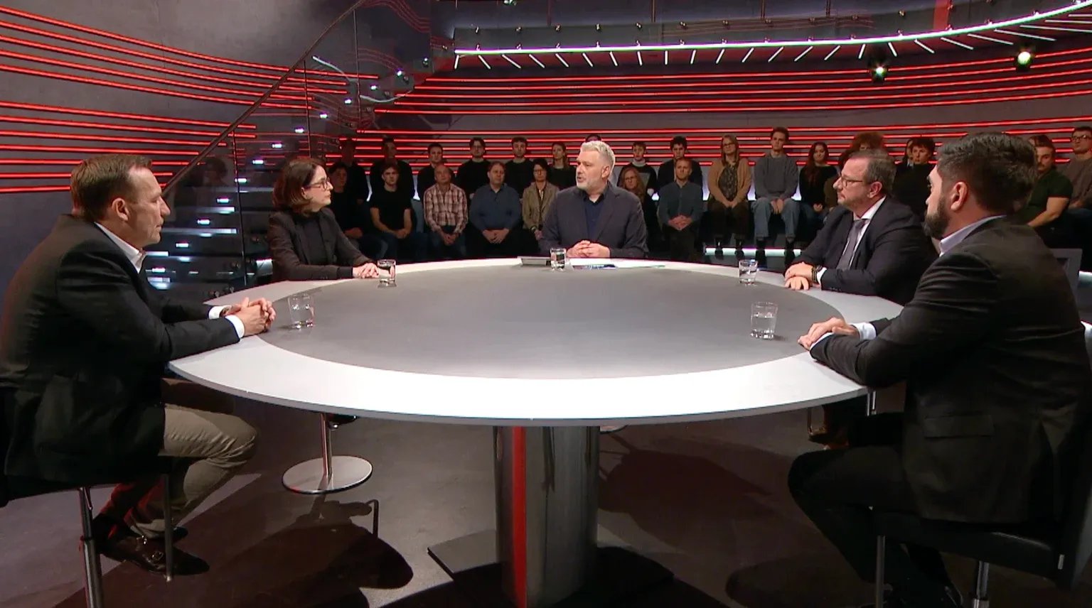 Eine-Arena-Sendung-die-in-Erinnerung-bleiben-wird-Ich-k-mpfe-seither-jeden-Tag-Crans-Montana-geht-Parteichefs-nahe