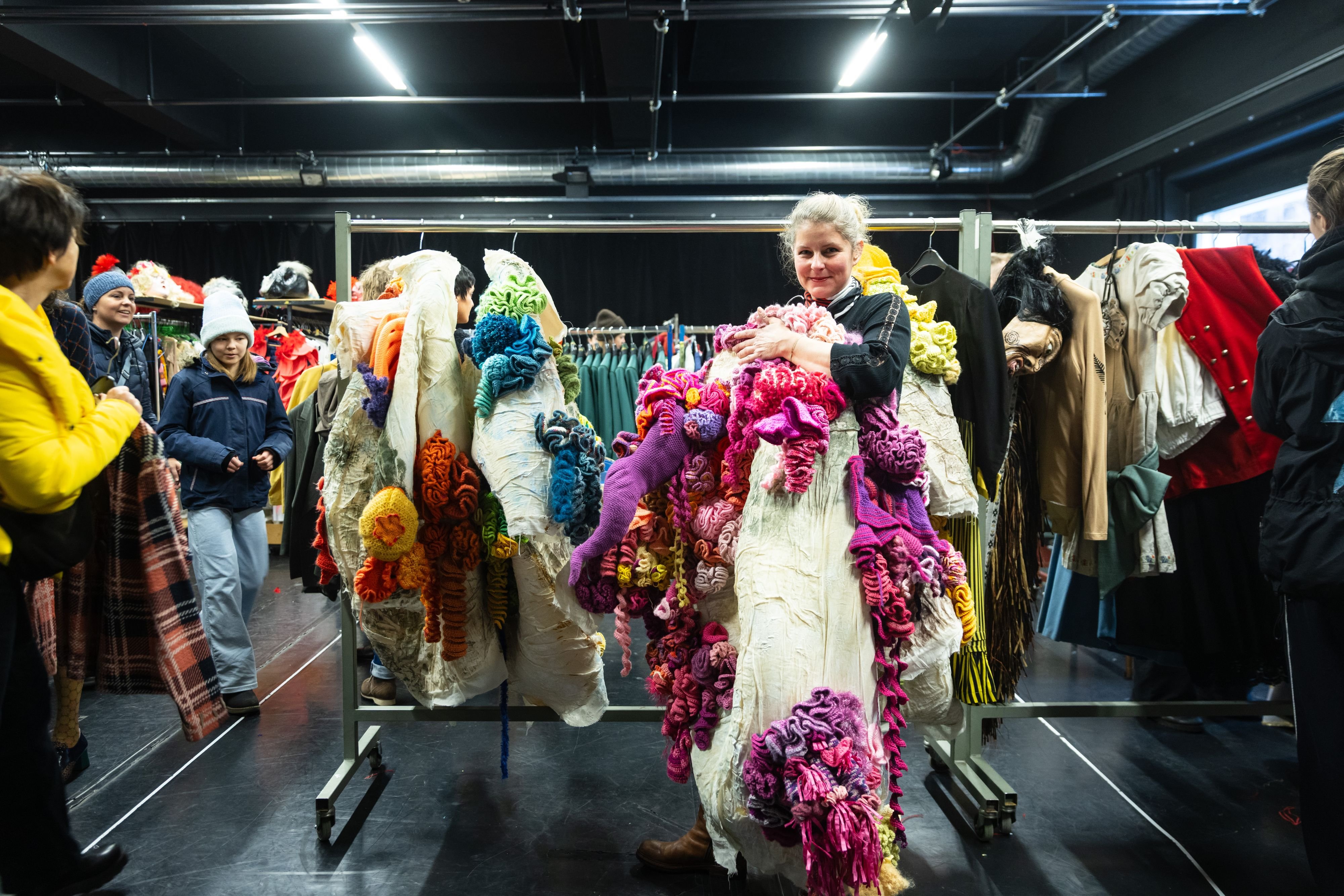 Von-der-B-hnenpremiere-an-die-Fasnacht-Erfolg-f-r-den-Kost-mverkauf-des-Luzerner-Theaters