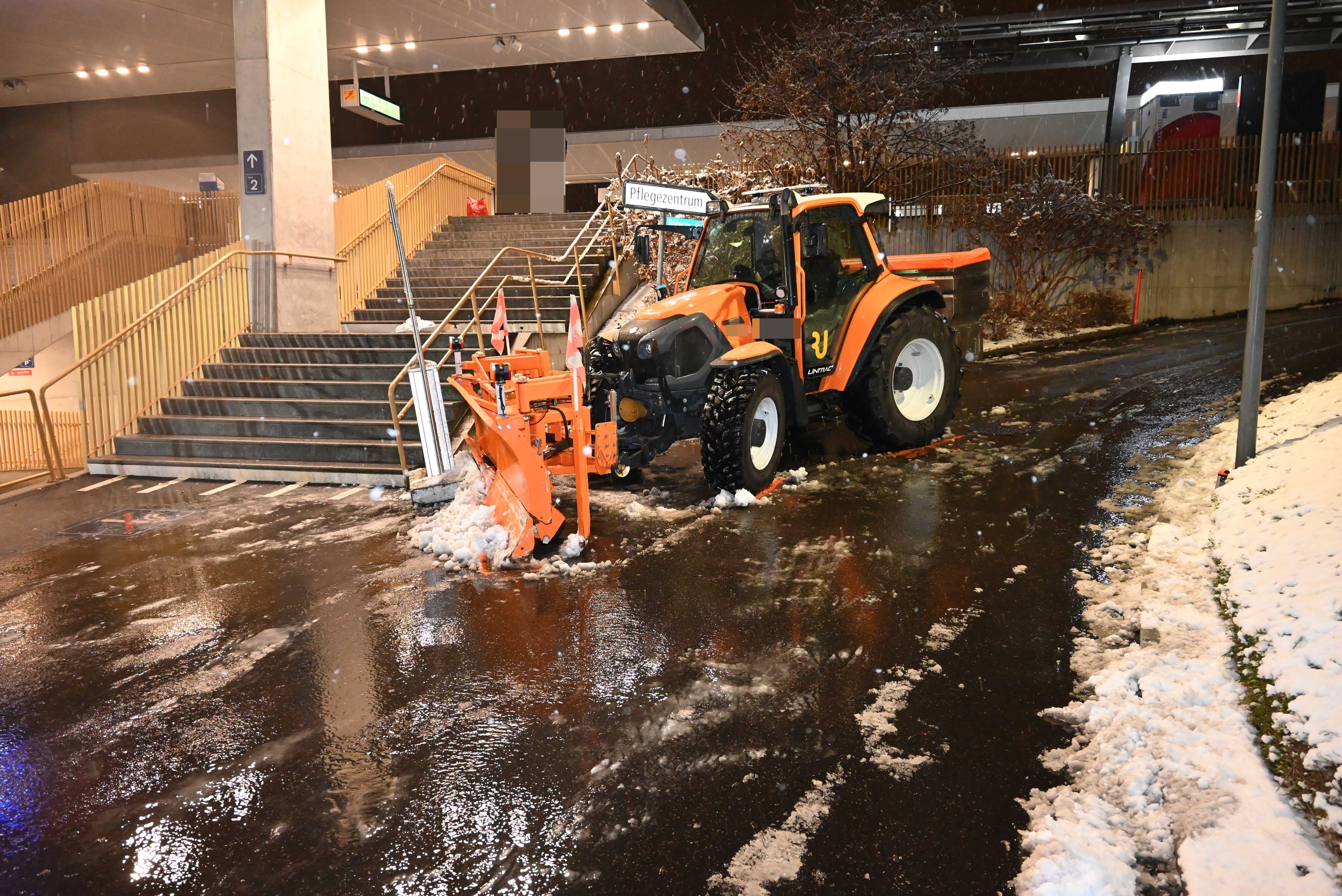 Rund-30-Unf-lle-auf-winterlichen-Strassen-im-Kanton-St-Gallen-Schneepflug-verletzt-sechsj-hriges-M-dchen