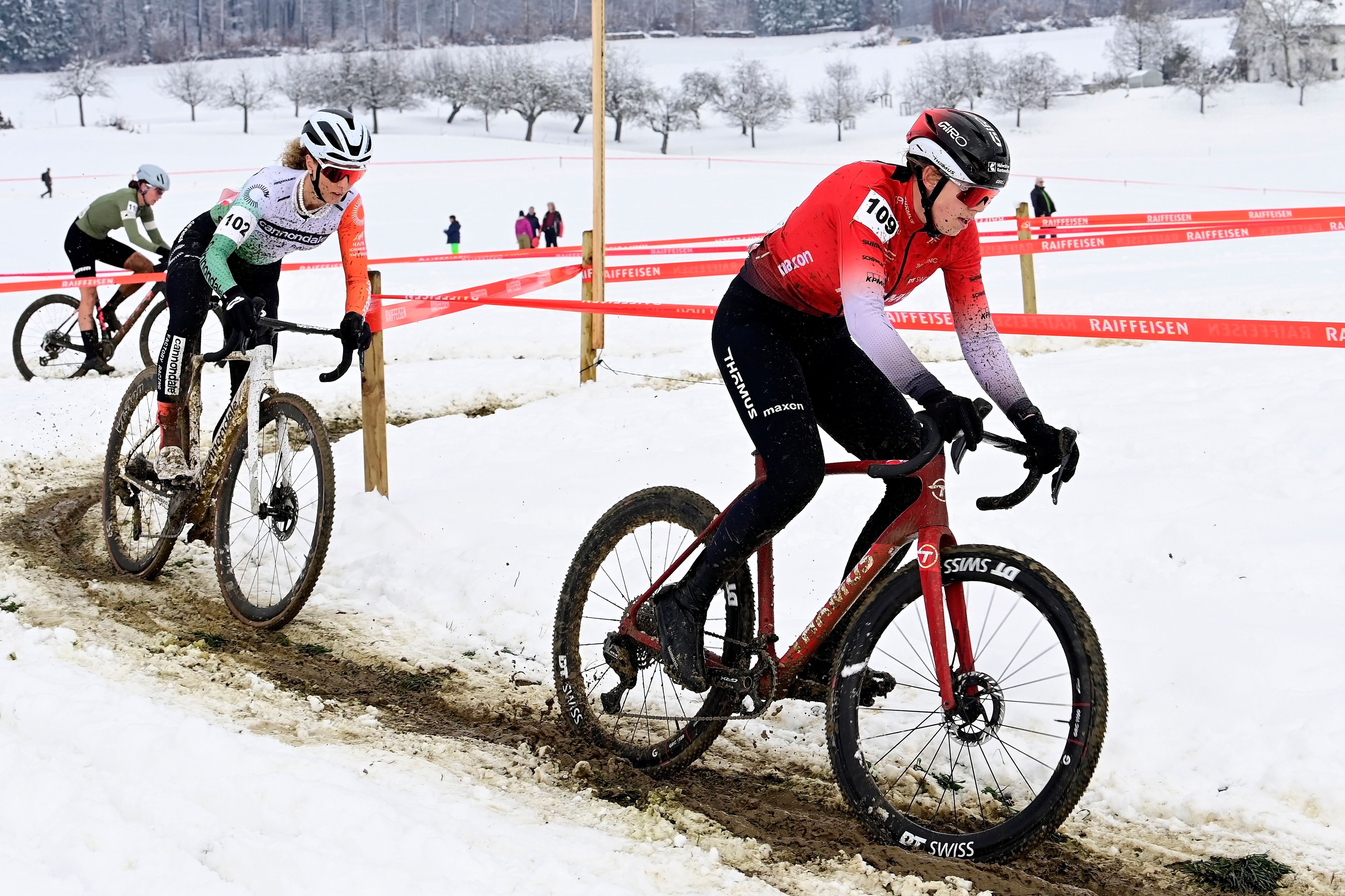 -man-sieht-das-leiden-der-fahrer-die-radquer-schweizermeisterschaft-wird-in-schneisingen-zum-winterspektakel