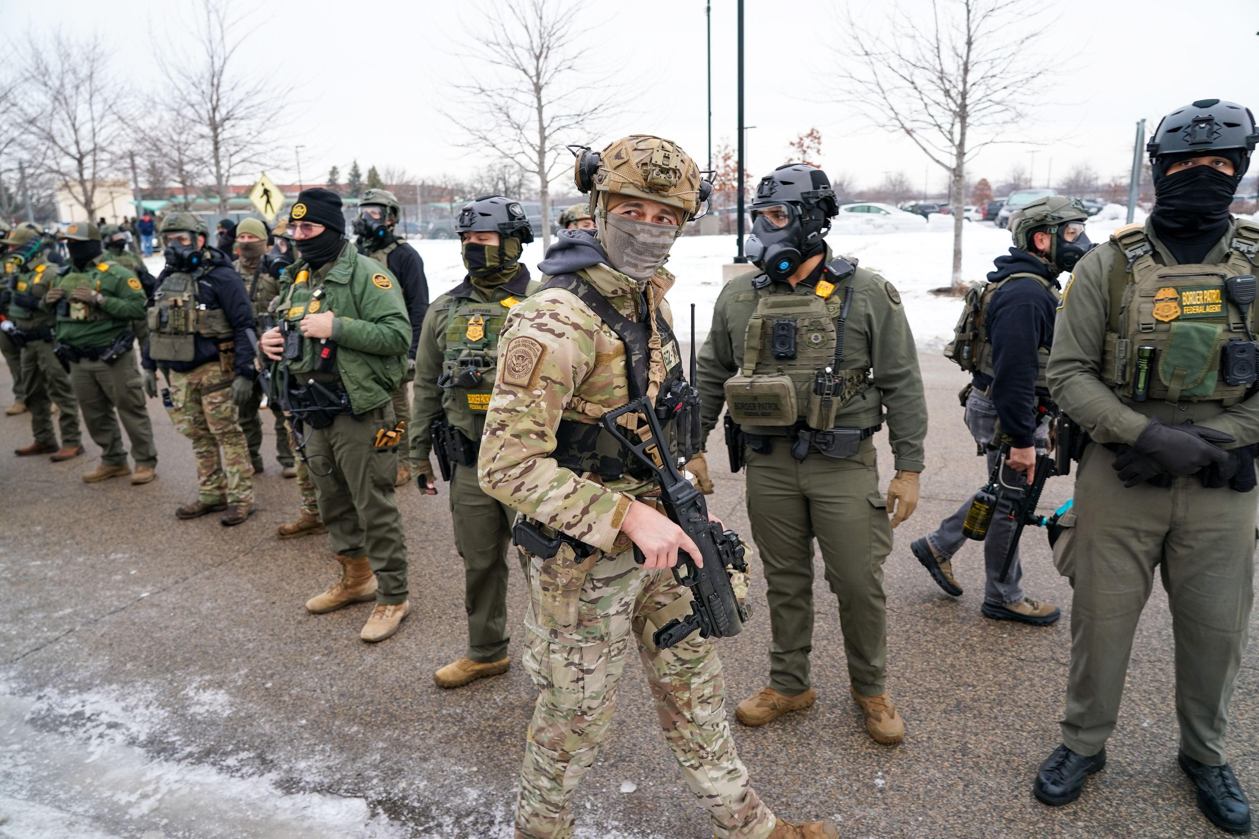 Trumps-Maskenm-nner-Bewaffnete-Agenten-machen-Jagd-auf-Einwanderer-was-passiert-da-in-den-USA-