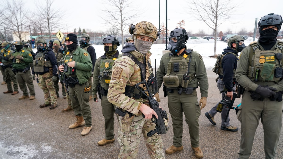 Trumps Maskenmänner: Bewaffnete ICE-Agenten machen in den USA Jagd auf ...