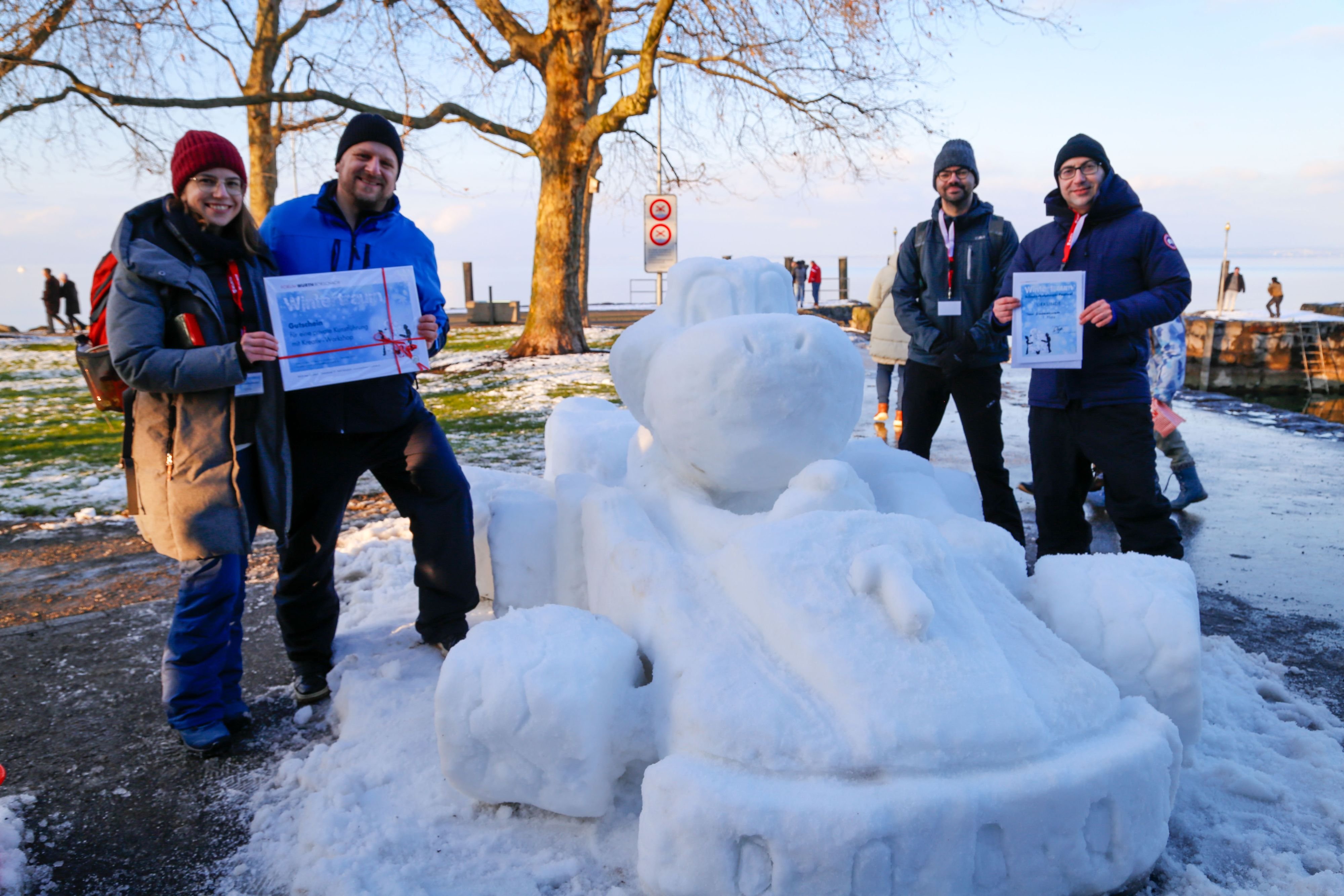 Yoshi-der-Drache-berzeugt-die-Jury-Die-Gruppe-Drachenschmiede-Rheintal-gewinnt-das-9-Schneeskulpturenfestival-in-Rorschach