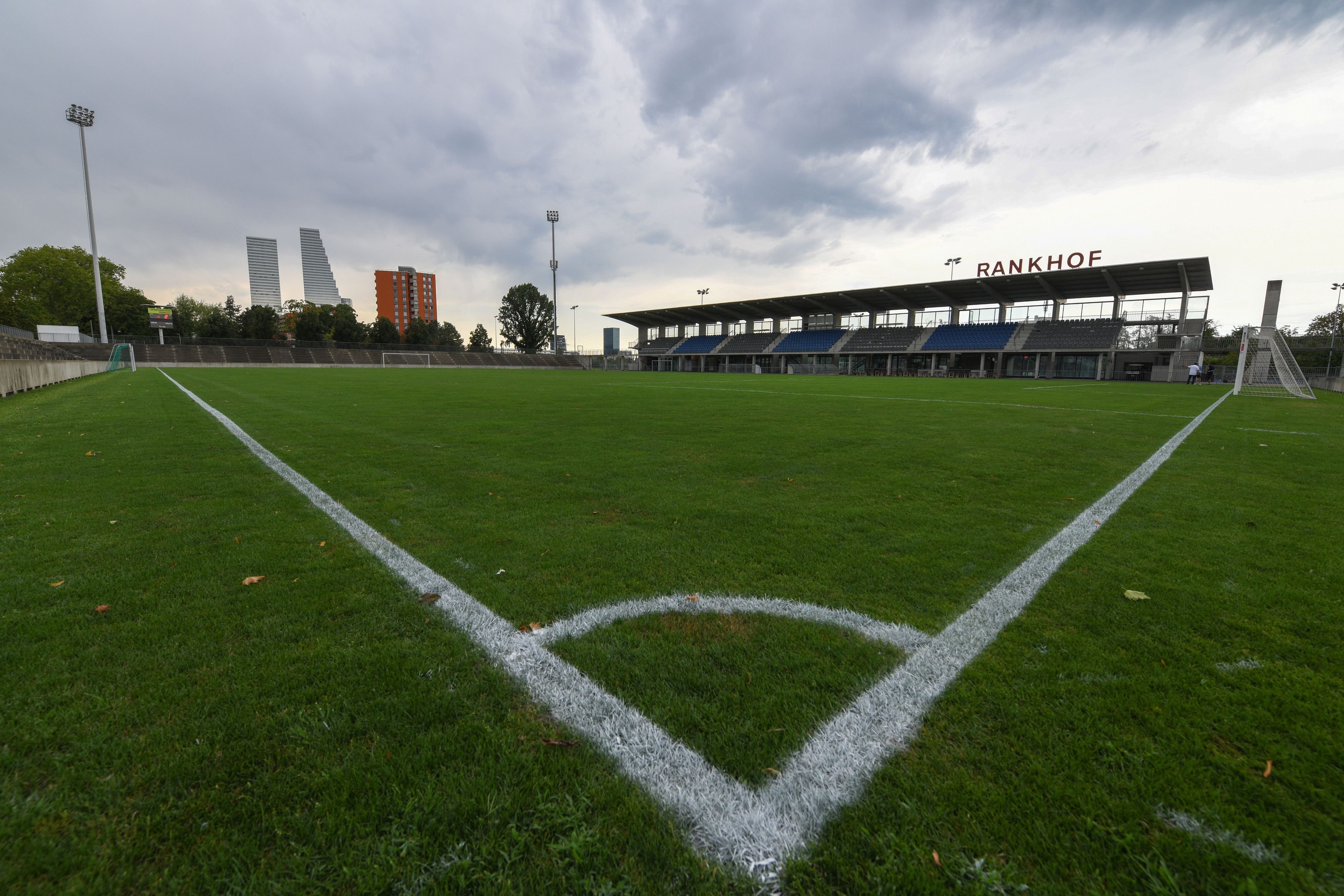 Keine-Pf-tzen-mehr-Auf-dem-Kunstrasen-kann-wieder-Fussball-gespielt-werden