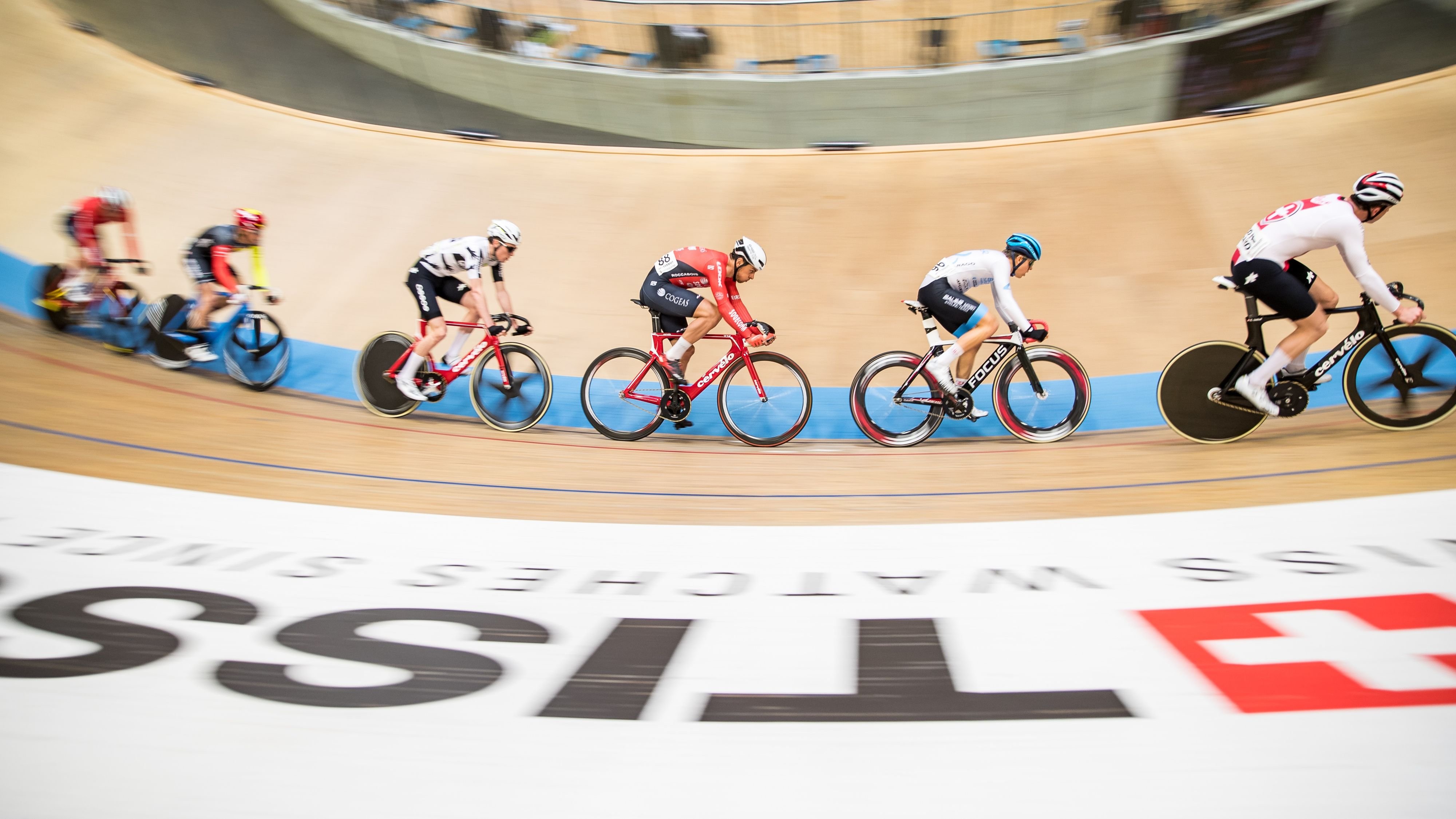 Elite-Junioren-Paracycler-und-Kids-fahren-um-nationale-Titel