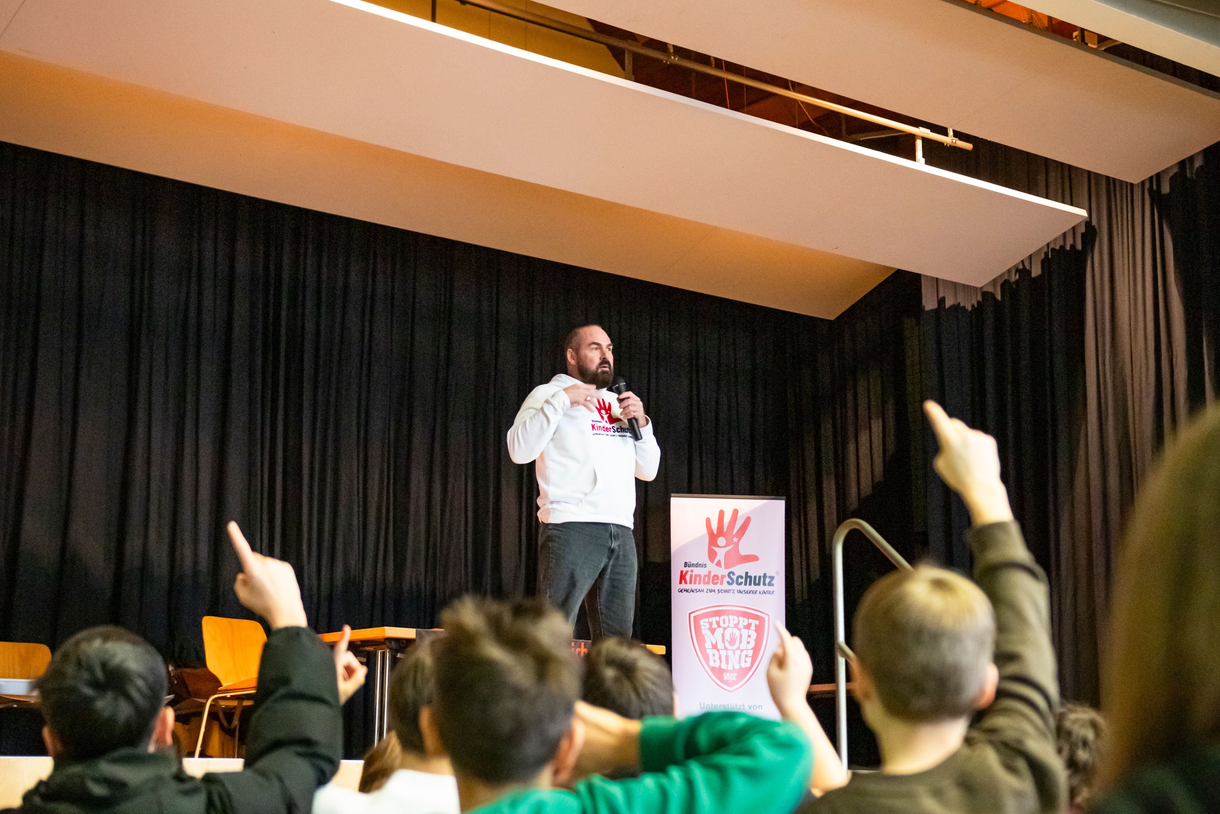 Seminar-gegen-Mobbing-Referent-Carsten-Stahl-hinterl-sst-bei-den-Jugendlichen-Eindruck