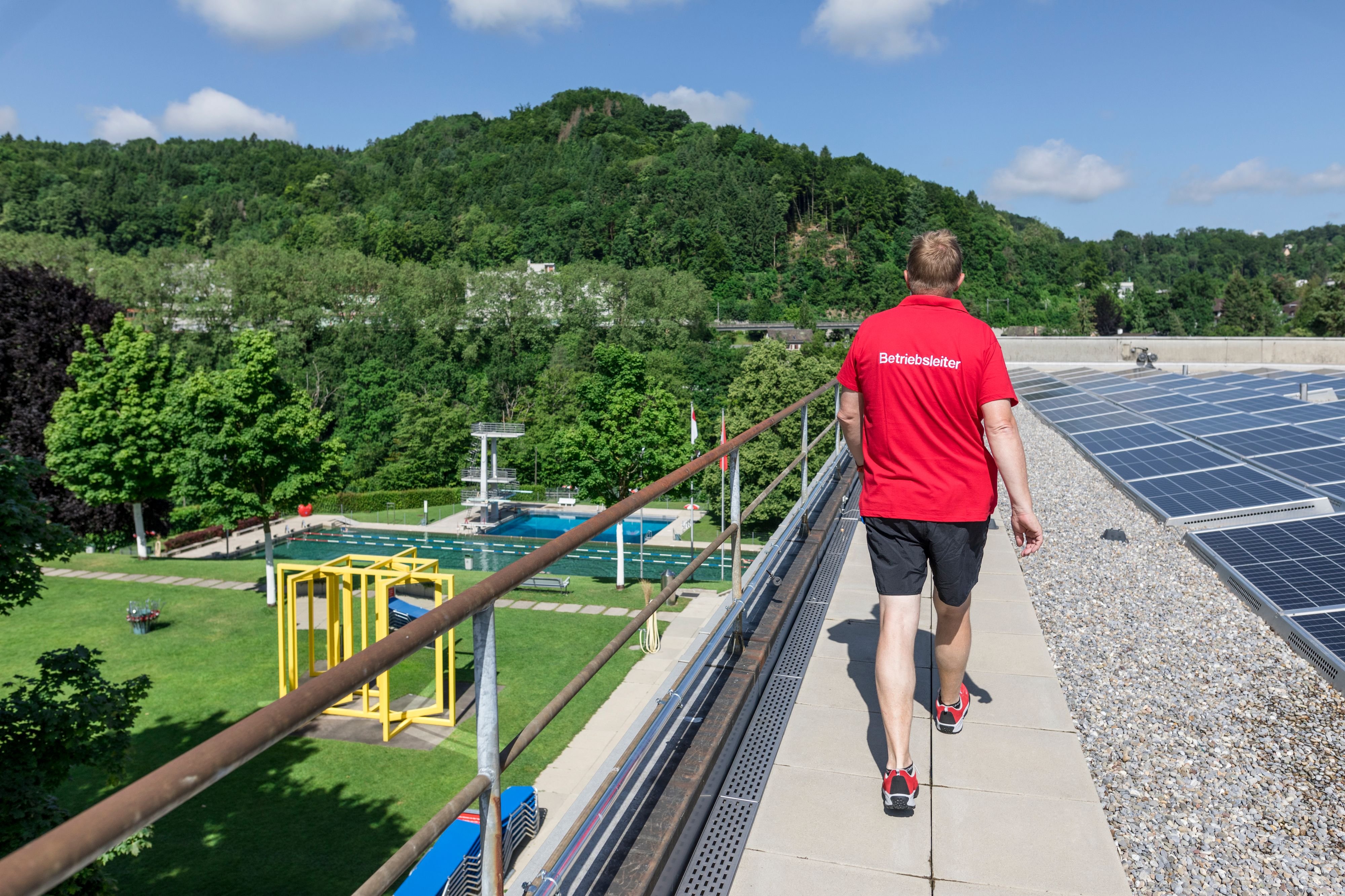 garderobendach-beim-terrassenbad-erh-lt-eine-neue-photovoltaik-anlage