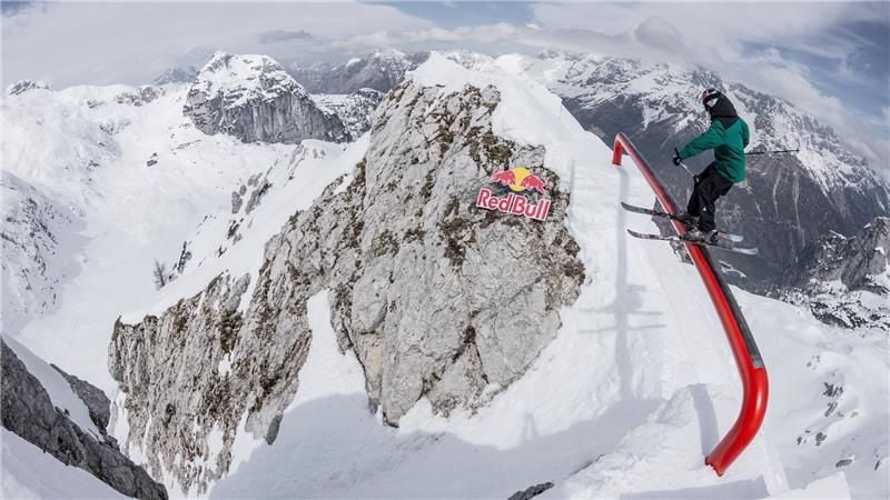 Freeskier-Fabian-B-sch-meistert-den-schmalsten-Slopestyle-Kurs-der-Welt-