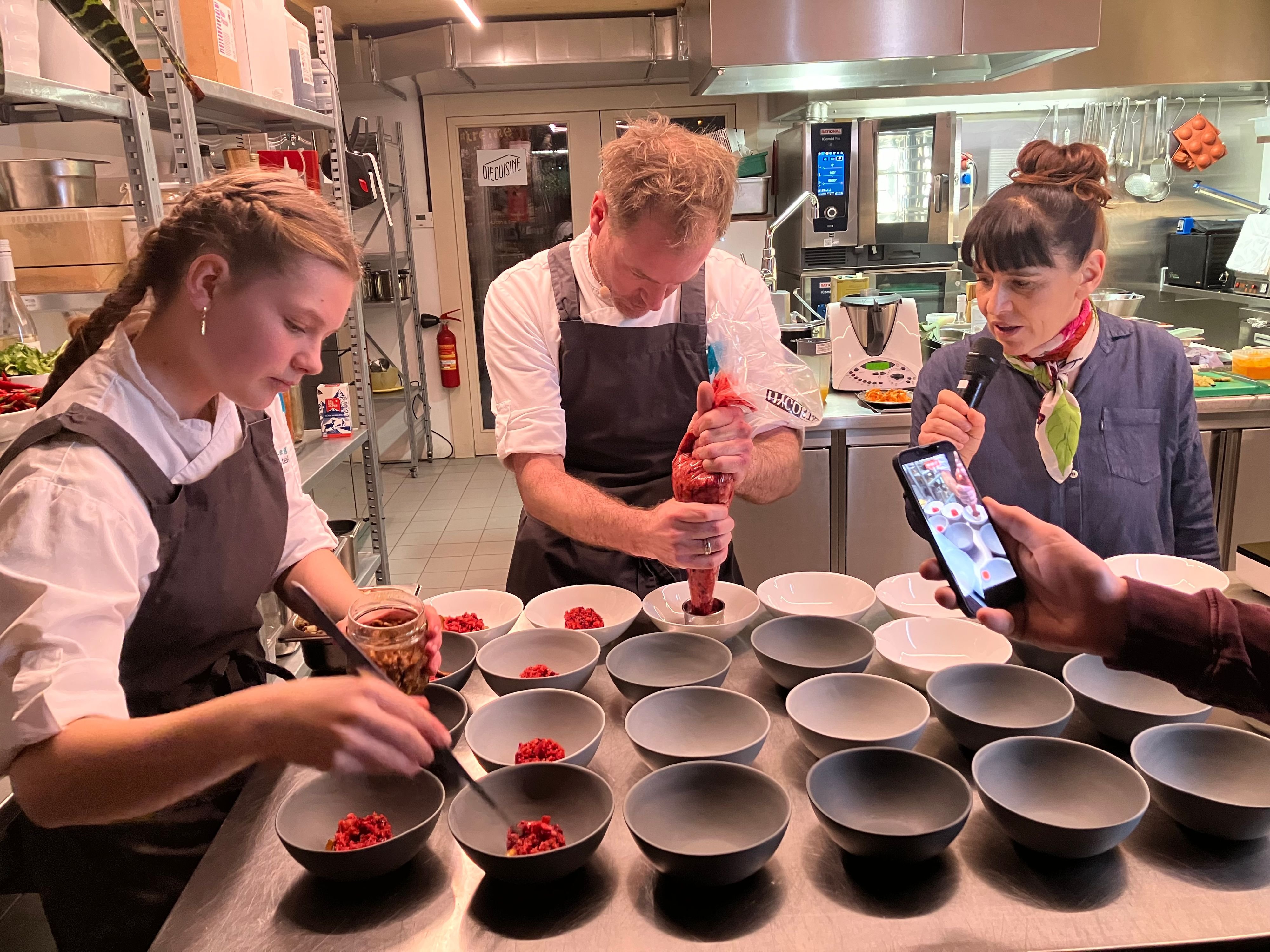 -Ich-mariniere-das-S-uli-mit-Kaffeesatz-K-chenchef-von-Schloss-Wartegg-zeigt-wie-man-Essen-retten-kann-statt-wegwerfen