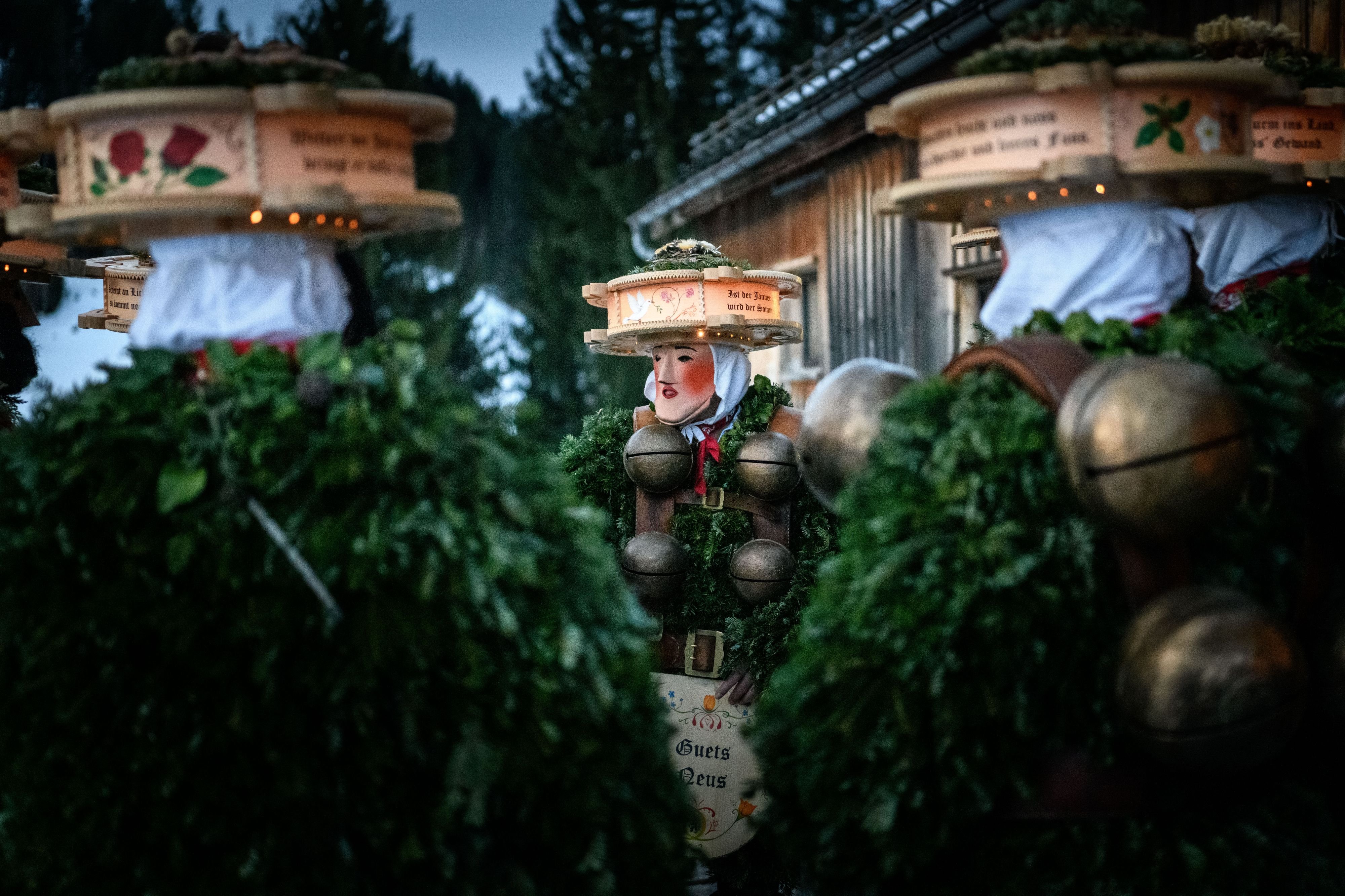 Schellenklang-im-Morgengrauen-Unterwegs-mit-den-Silvesterchl-usen-von-Urn-sch