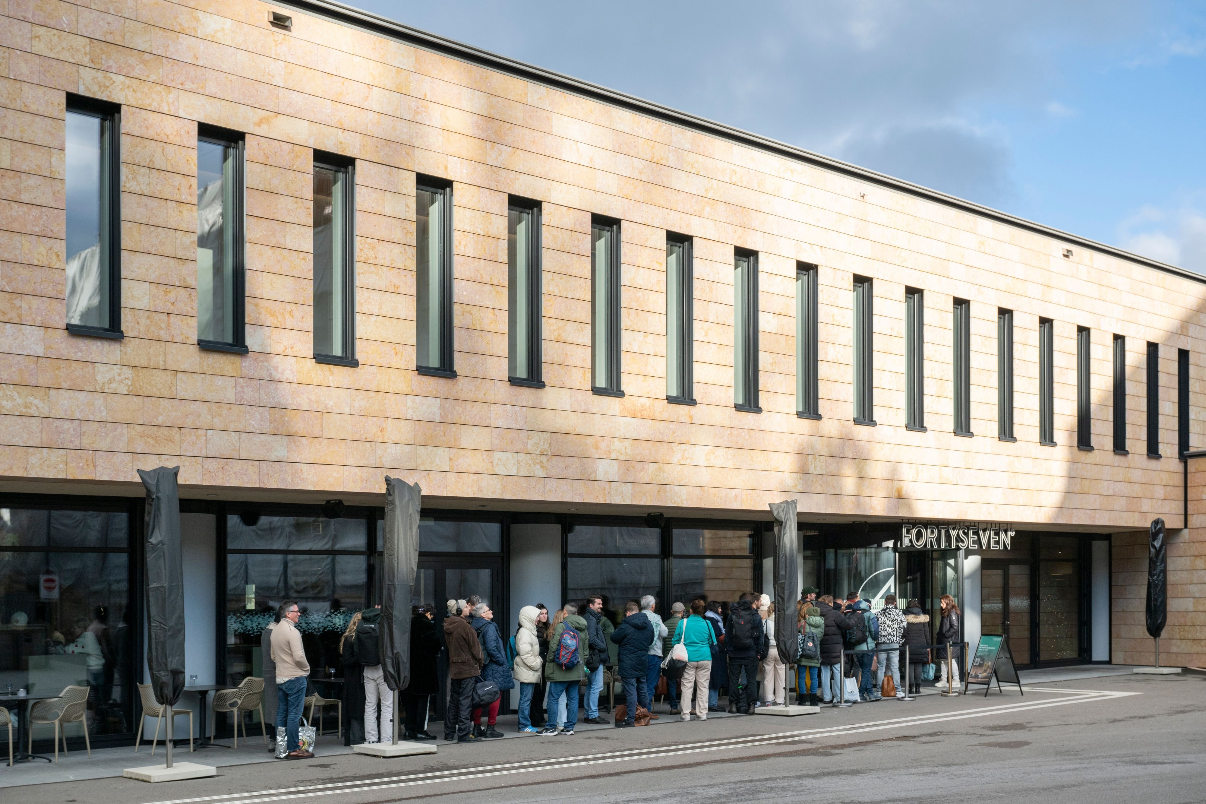 -Fortyseven-mit-neuem-G-sterekord-Geb-ude-nebenan-ist-noch-immer-eine-Bauruine