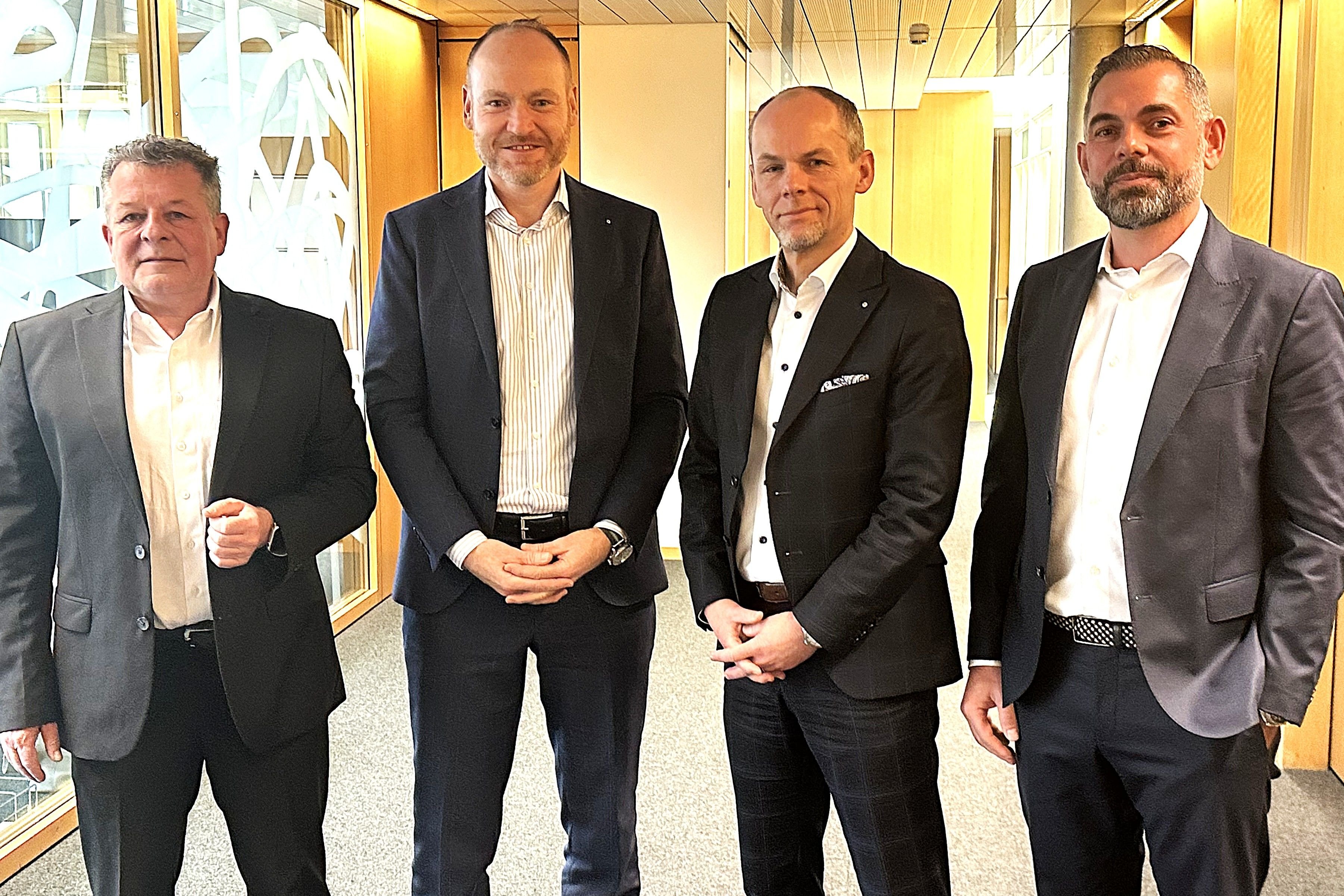 Der-bisherige-Stellvertreter-bernimmt-Raiffeisen-Wil-und-Umgebung-gibt-Bankleitung-ab-sofort-in-neue-H-nde-Nachfolge-f-r-VR-Pr-sidium-ist-bereit