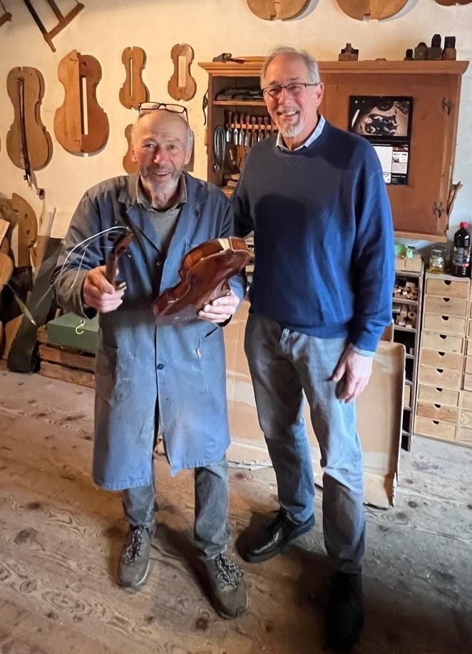 -Es-gibt-keine-Geige-die-nicht-repariert-werden-kann-Von-BVB-Tram-zerst-rtes-Instrument-erh-lt-ein-neues-Leben