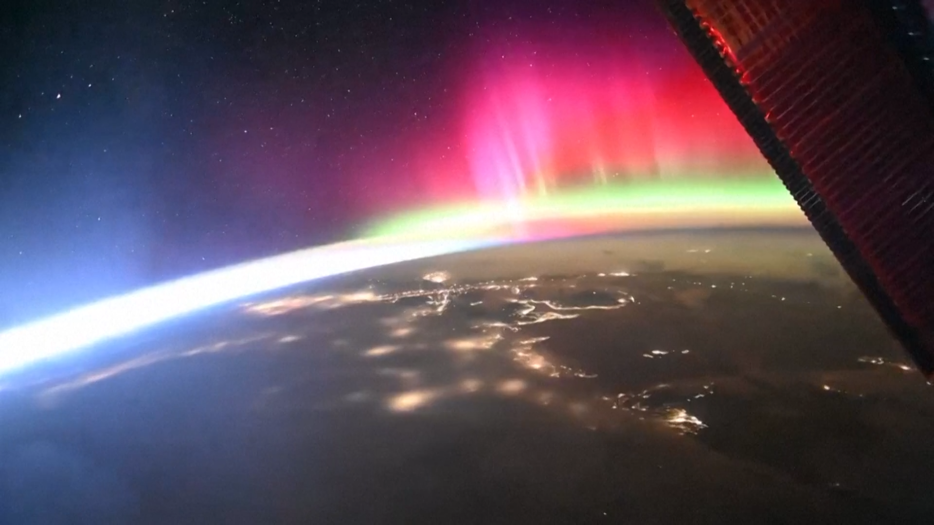 Faszinierende-Aufnahmen-Astronaut-filmt-Polarlichter-aus-dem-Weltall