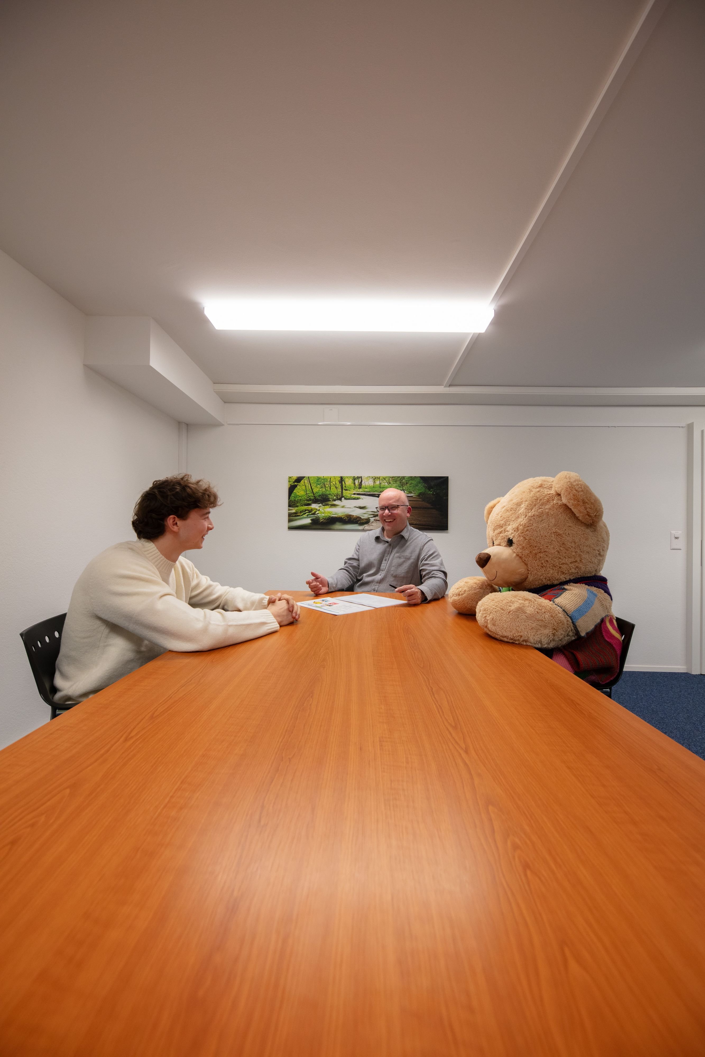 In-der-Kirche-im-Zug-und-im-Hotel-Was-ein-adoptierter-XXL-Teddyb-r-alles-ausl-sen-kann