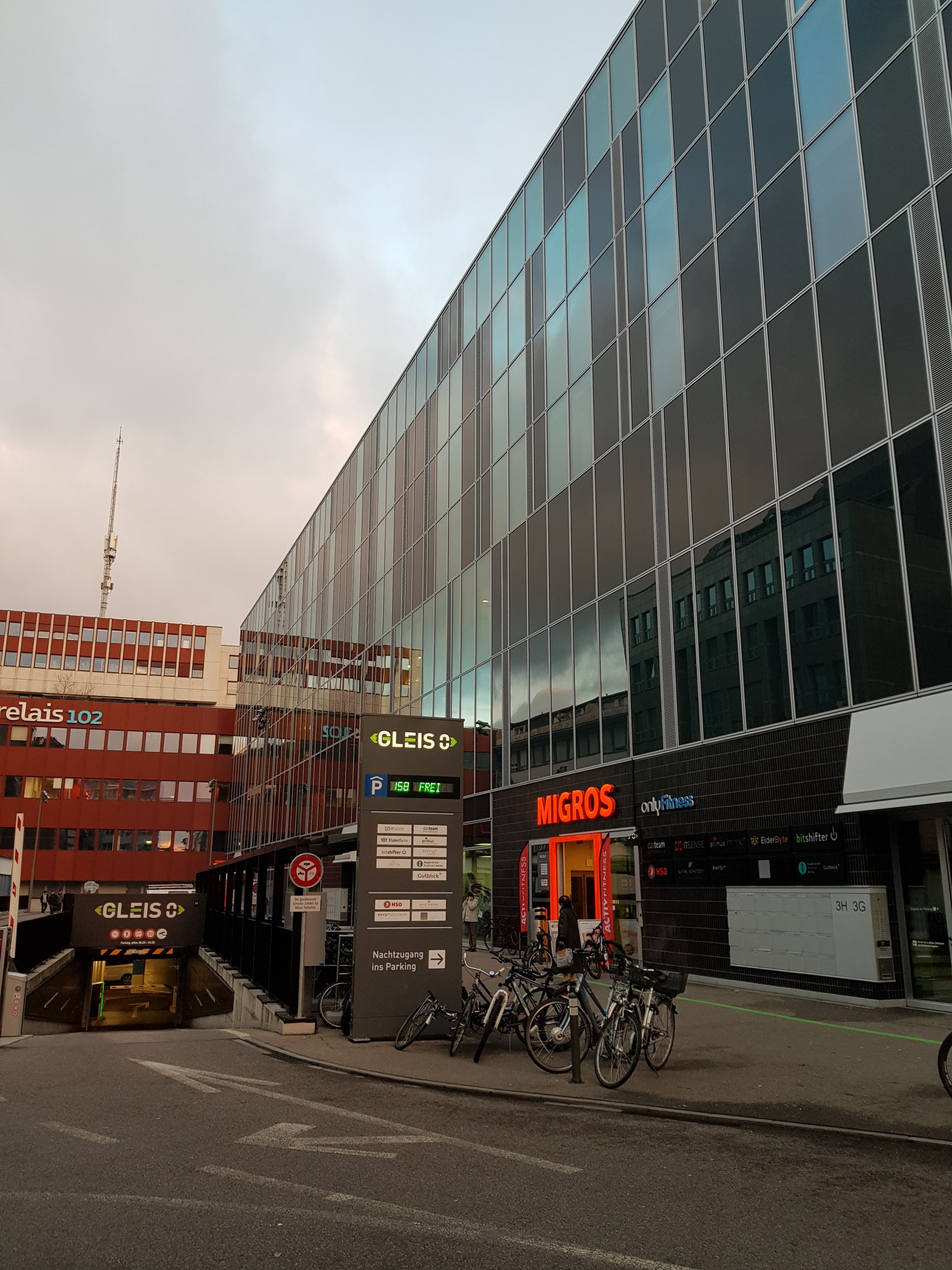 Vielleicht-dort-bernachtet-und-sich-mit-Fitness-Snacks-verpflegt-Kurioser-Einbruch-in-der-Physiotherapie