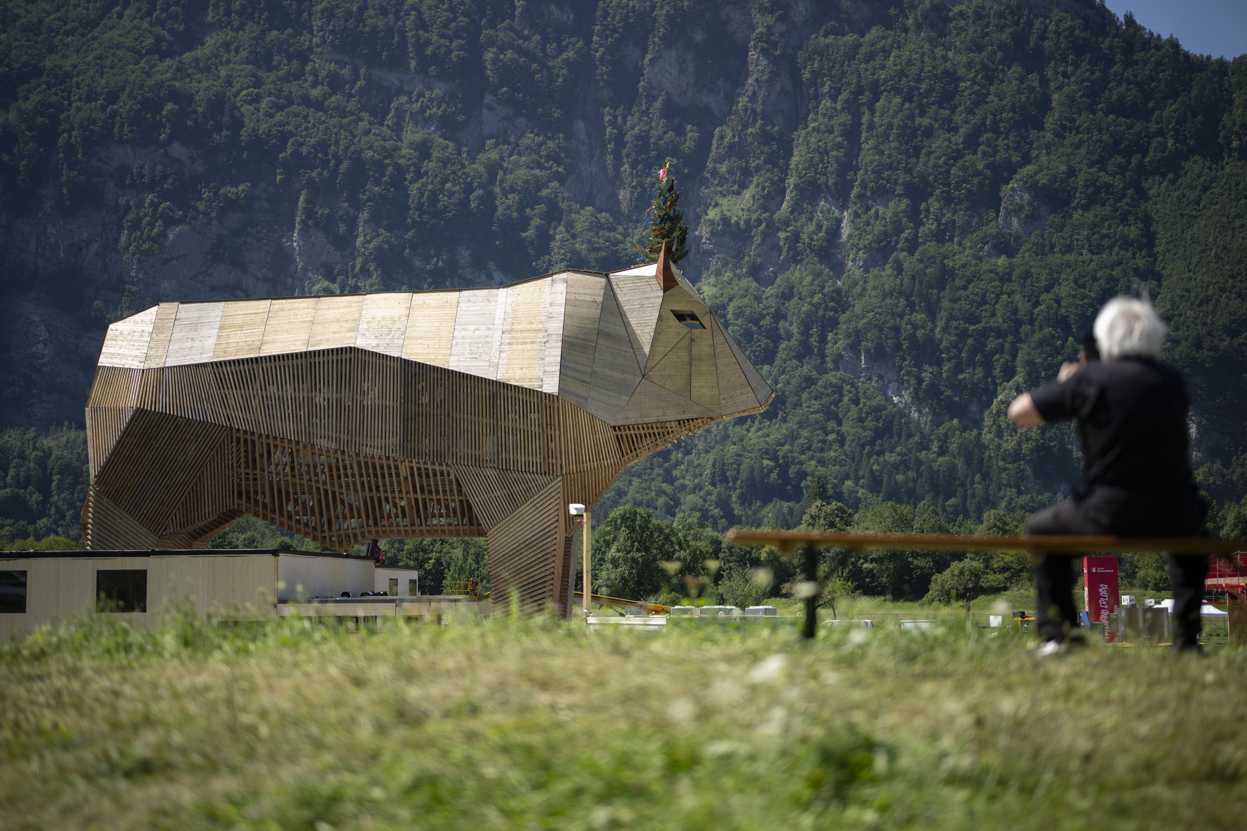 wirbel-um-muni-max-am-neuen-standort-in-andermatt-st-rt-er-eine-handyantenne-erh-lt-er-eine-baubewilligung