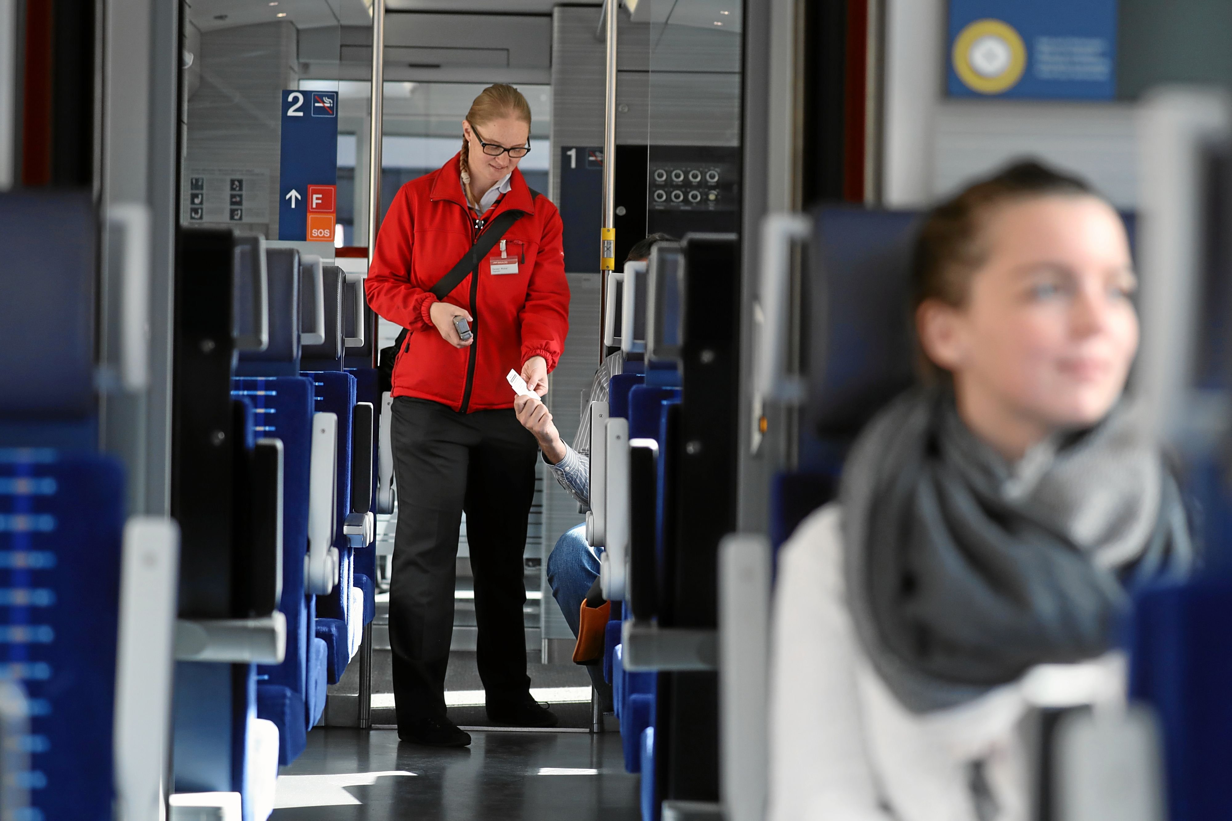 -Die-Rh-tische-Bahn-st-sst-1-Klasse-Kunden-vor-den-Kopf-Mann-wirft-der-RhB-Schikane-vor