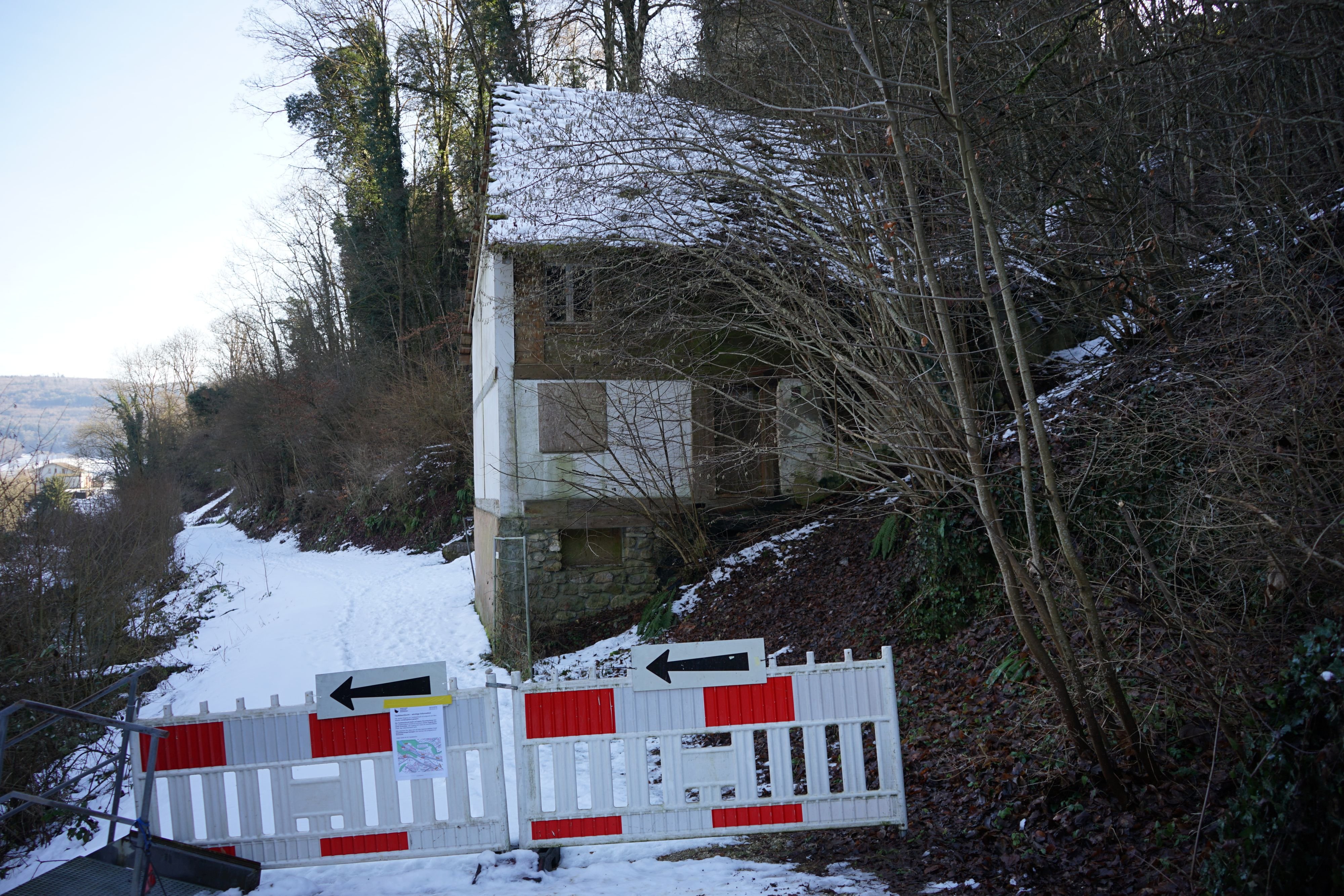 Einsturzgef-hrdetes-Haus-Weg-zur-Teufelsschlucht-in-H-gendorf-gesperrt