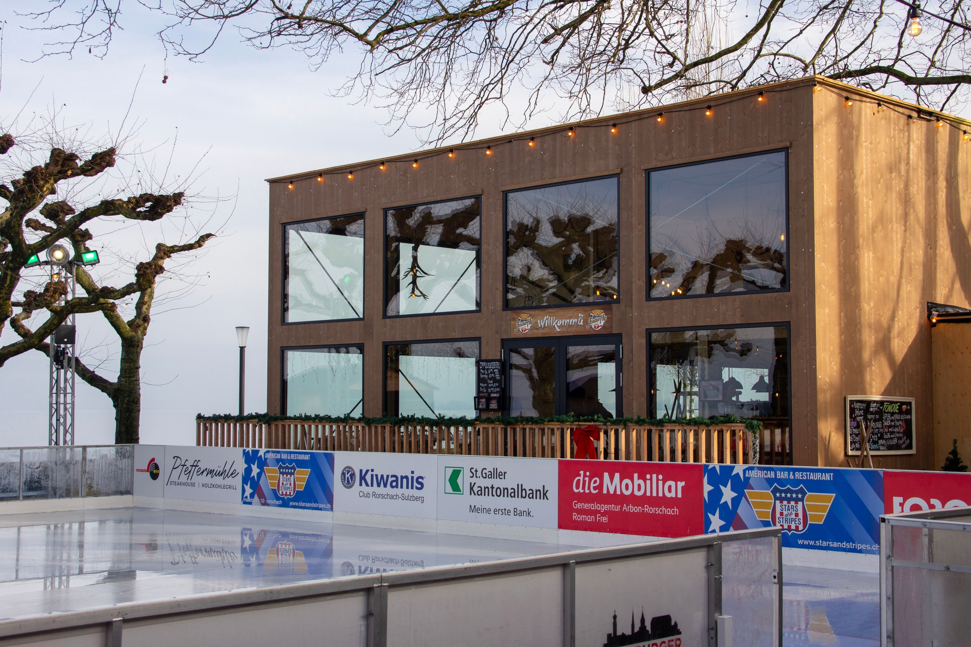 Bis-zu-60-Kilo-K-se-pro-Abend-Fondue-Alp-an-der-Seepromenade-zieht-Hunderte-G-ste-an