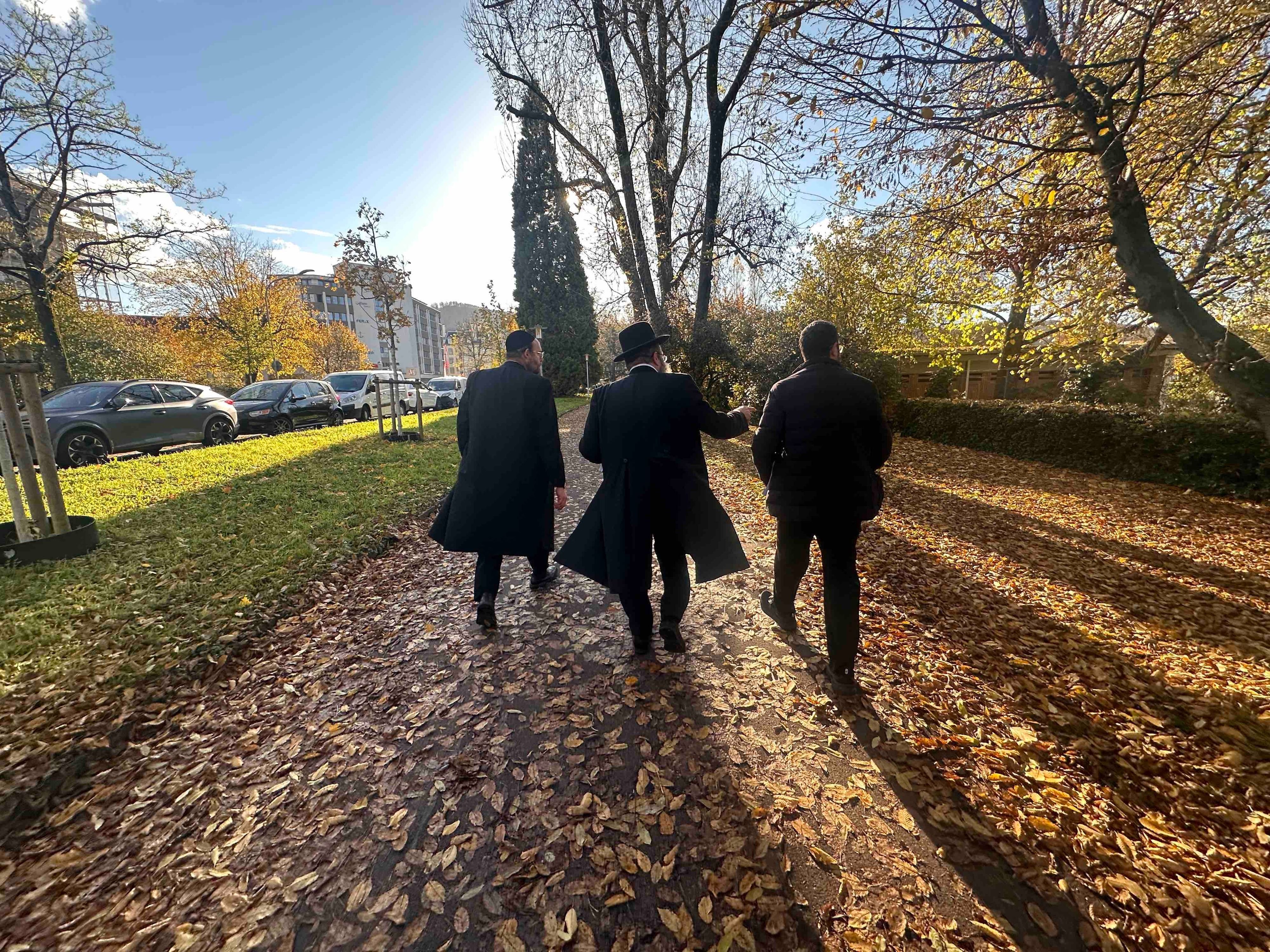 Unsichtbare-Grenze-f-r-mehr-Freiheit-Orthodoxe-Juden-spannen-Nylonf-den-um-sich-freier-bewegen-zu-k-nnen