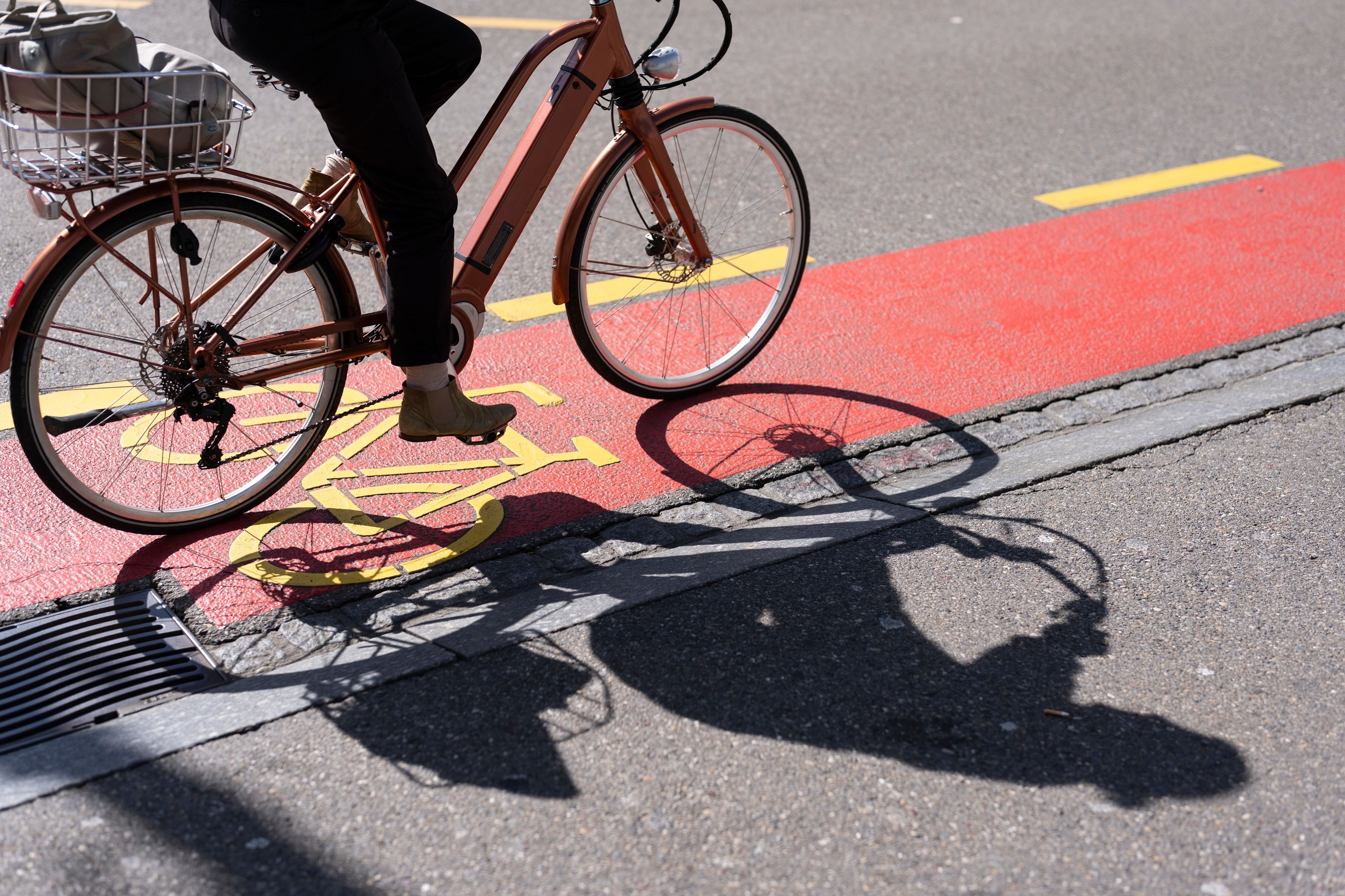 E-Bike-Crash-auf-dem-Radweg-Beide-Lenkerinnen-geb-sst