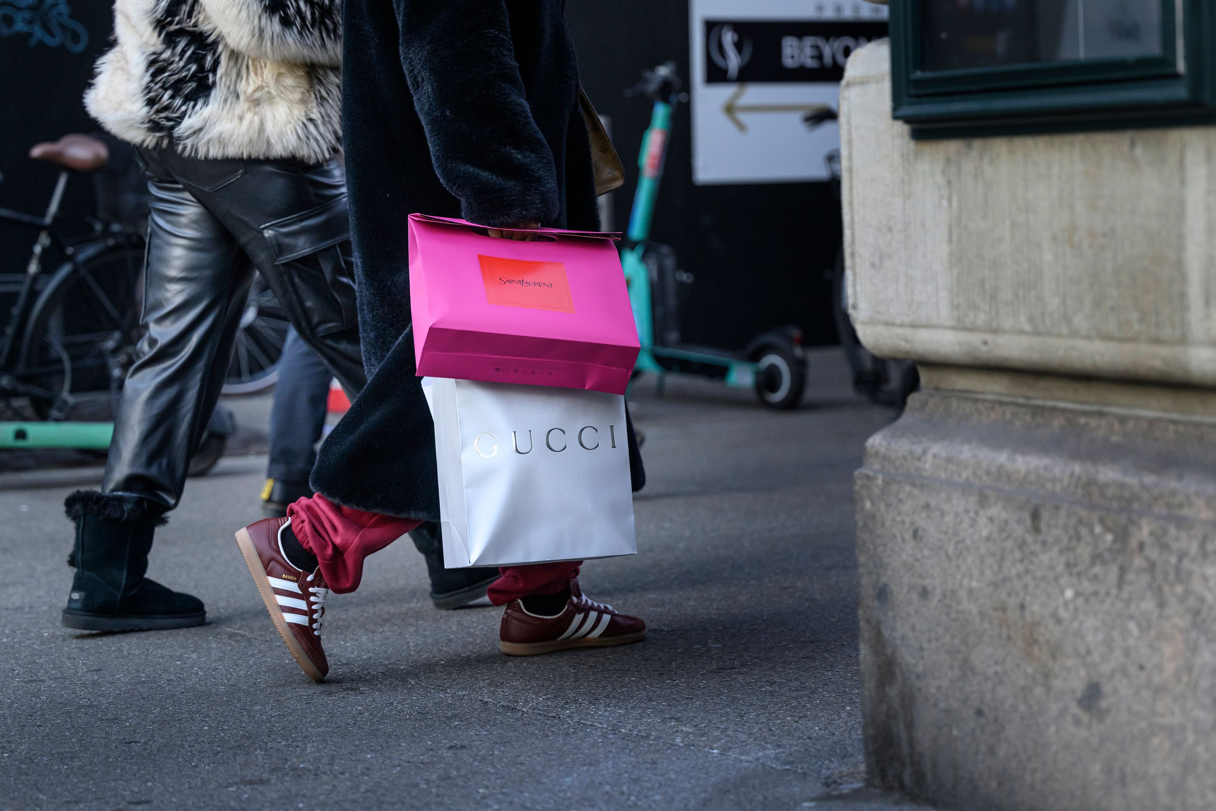 Partner-ber-den-Tisch-gezogen-Jungunternehmer-gibt-Gewinn-f-r-Reisen-und-teure-Kleidung-aus