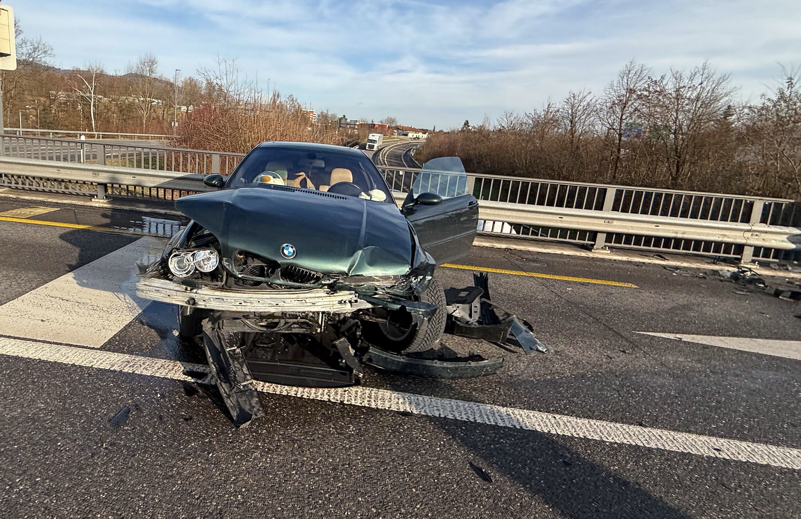 auf-fahrerisch-anspruchsloser-kreuzung-21-j-hriger-verliert-kontrolle-ber-sein-auto-und-prallt-in-leitplanke