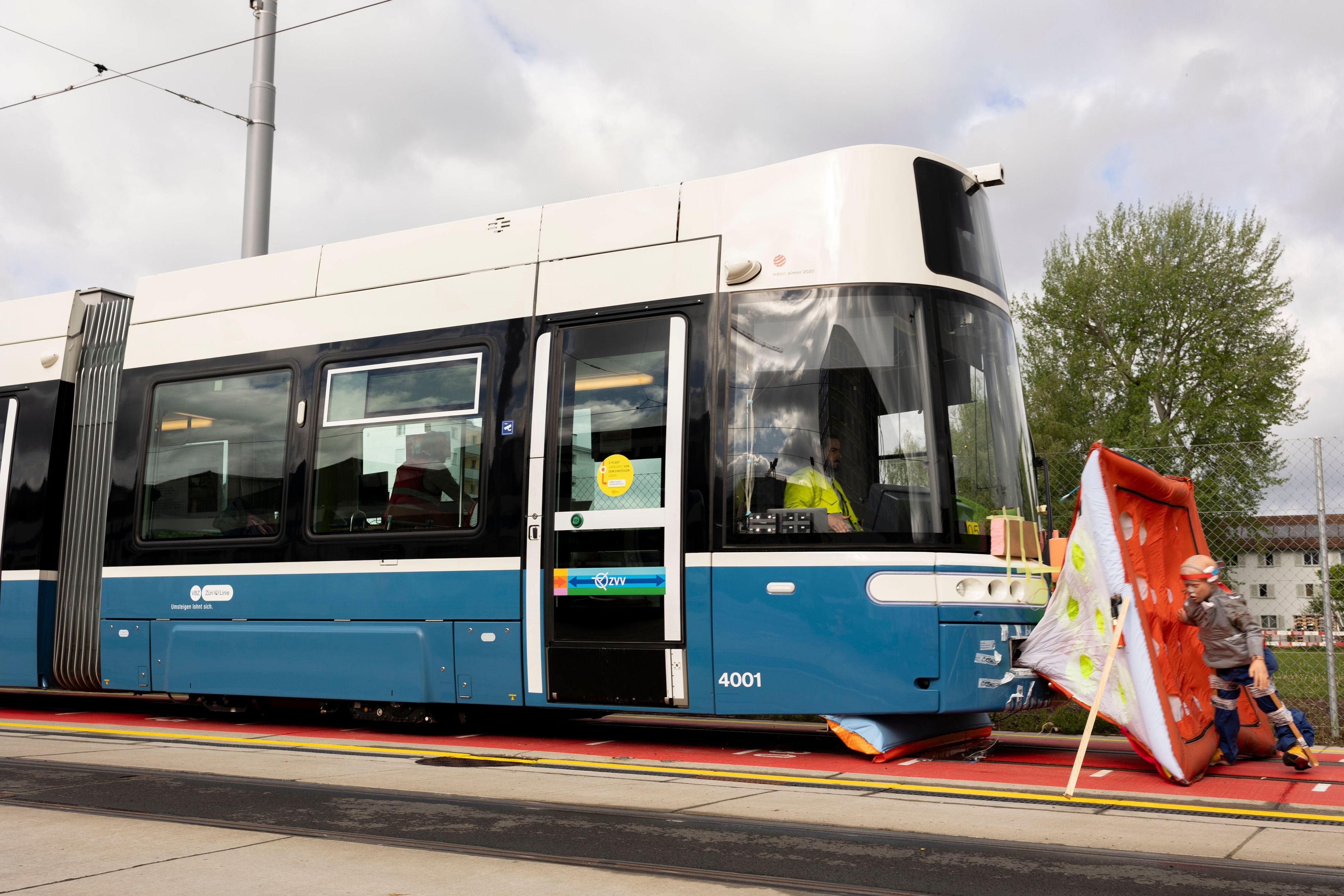 In-Z-rich-wurde-der-erste-Tram-Airbag-der-Welt-getestet-und-jetzt-