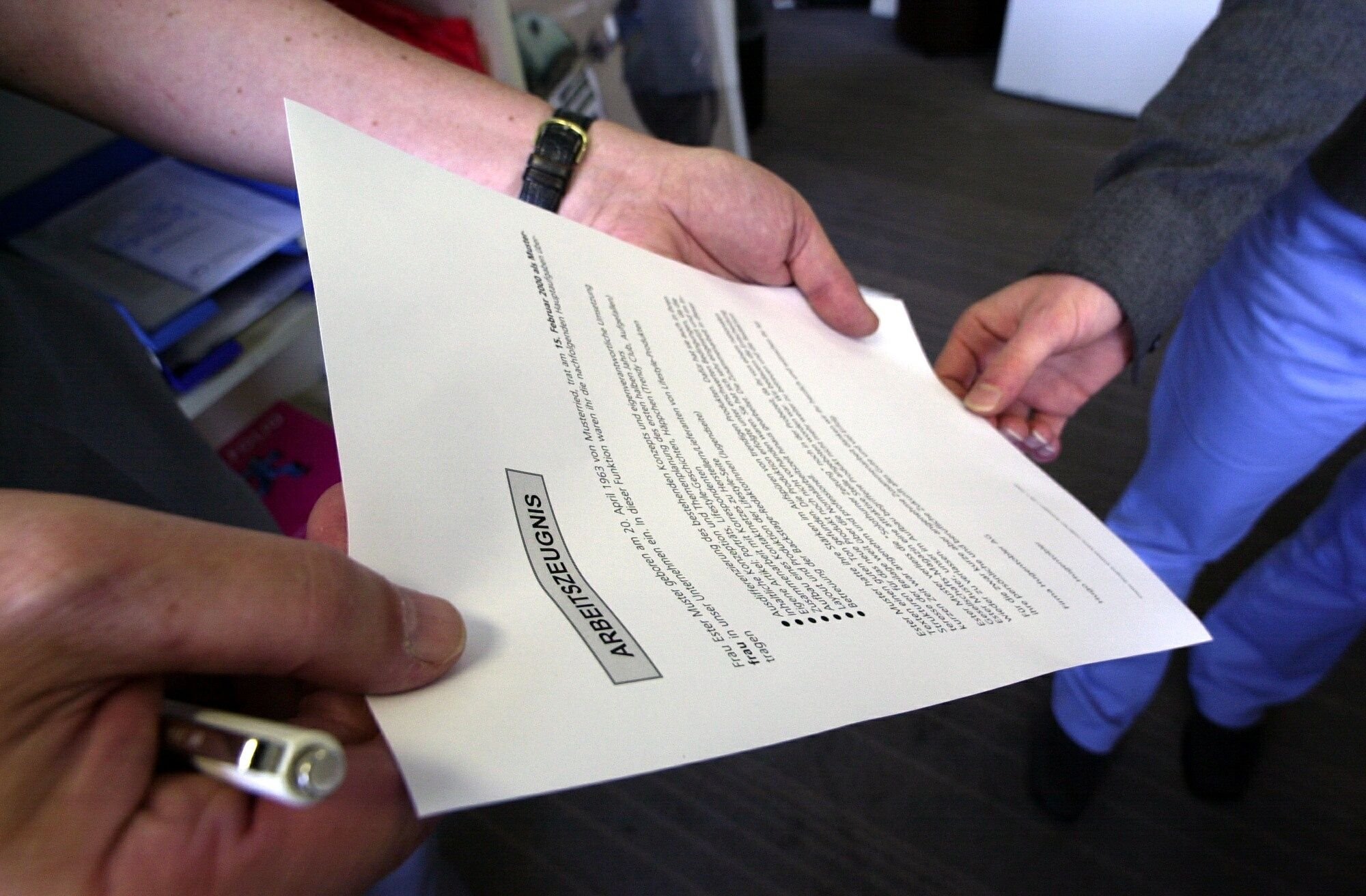 Lehrabschluss-gef-lscht-Arbeitszeugnisse-manipuliert-Unbelehrbarer-Mann-steht-mit-einem-Bein-im-Knast