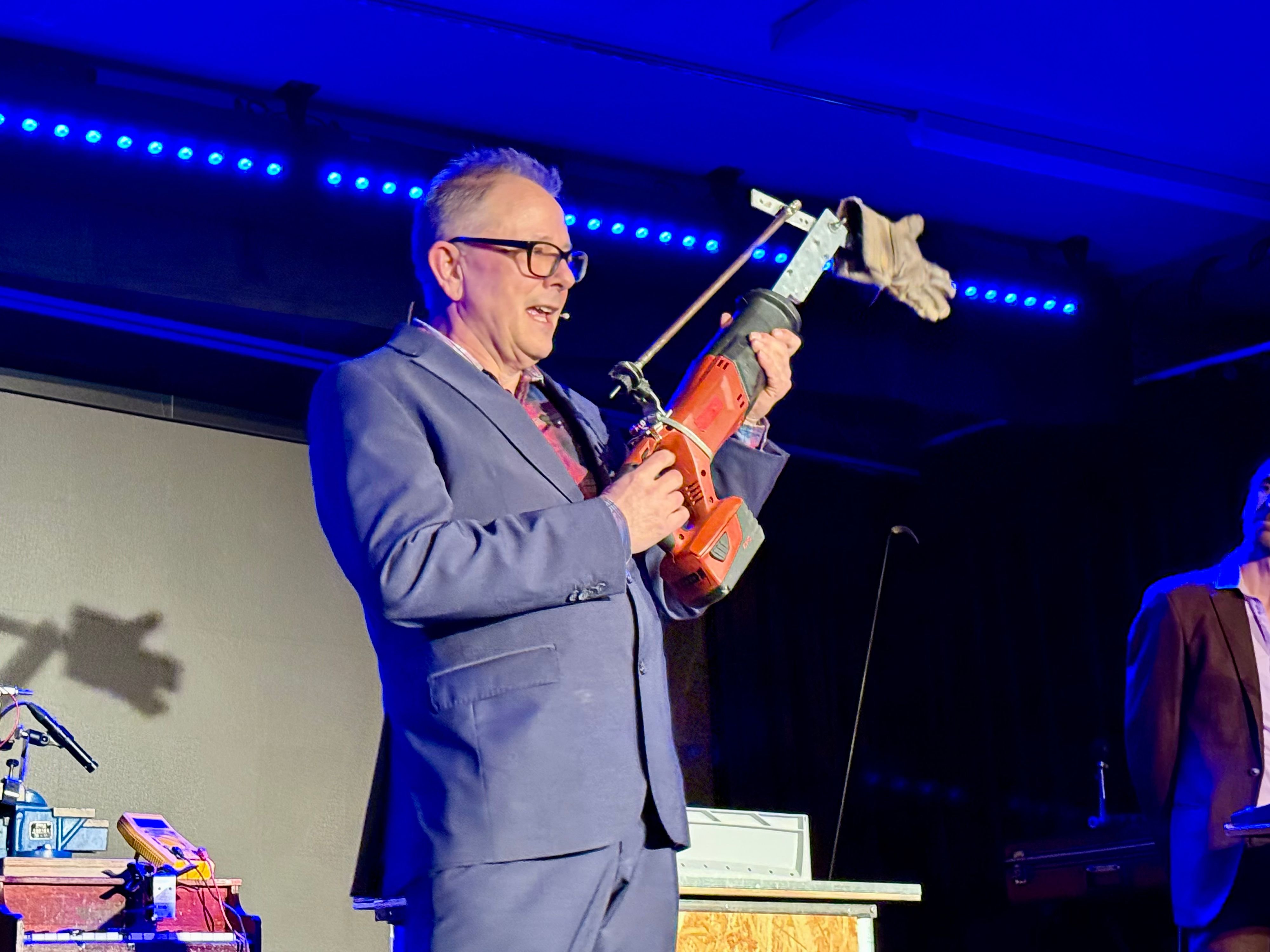 Vom-elektronischen-Babywickler-bis-zu-Wellness-auf-der-Baustelle-das-ist-das-neue-Programm-von-T-ftler-Stefan-Heuss