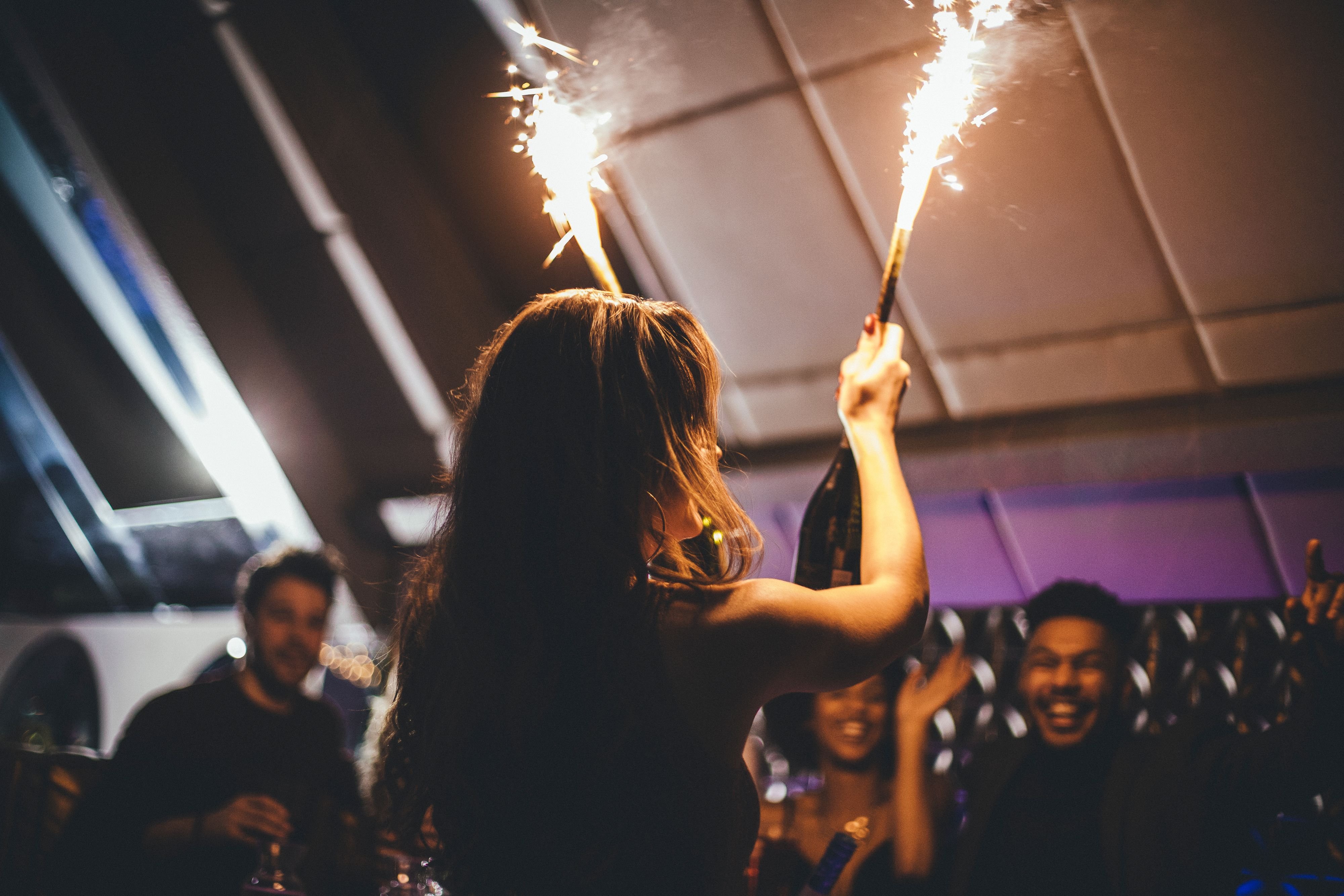 Spr-hkerzen-in-Innenr-umen-Politik-pr-ft-Versch-rfung