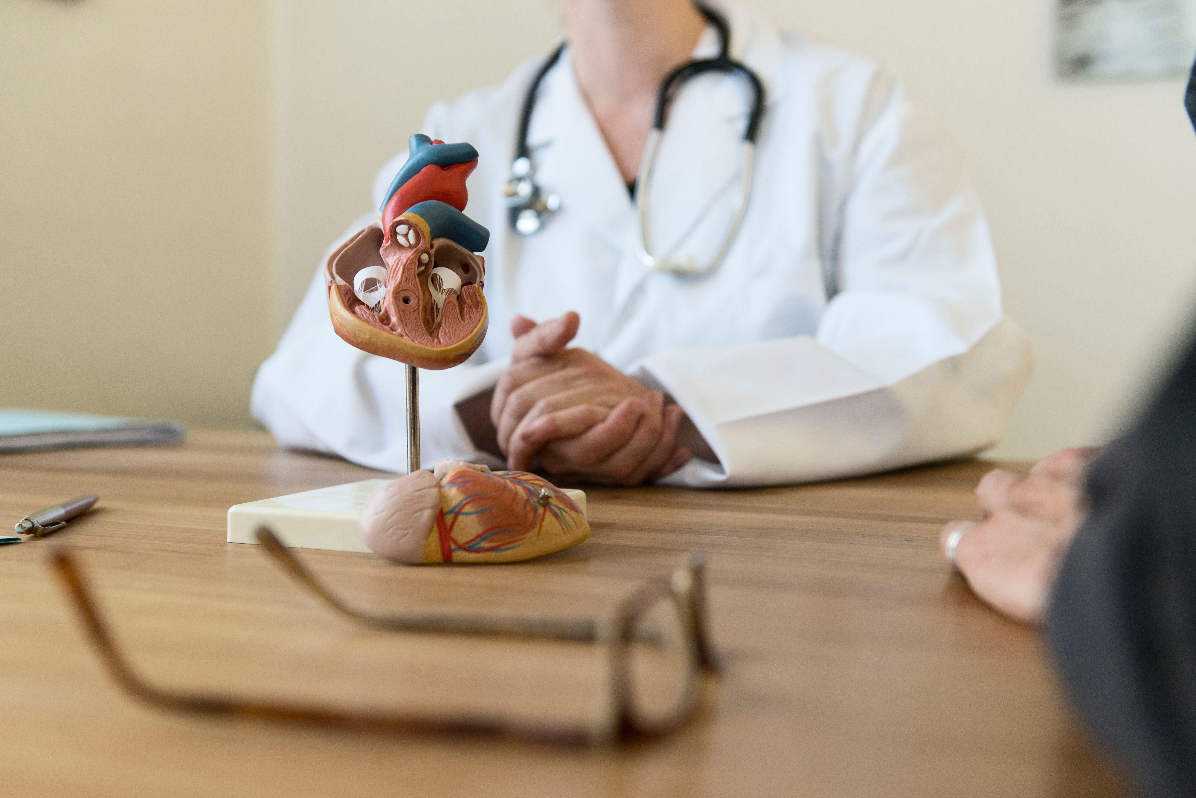 Streit-um-Arztzeugnisse-Darf-der-Arbeitgeber-R-ckfragen-beim-Hausarzt-stellen-