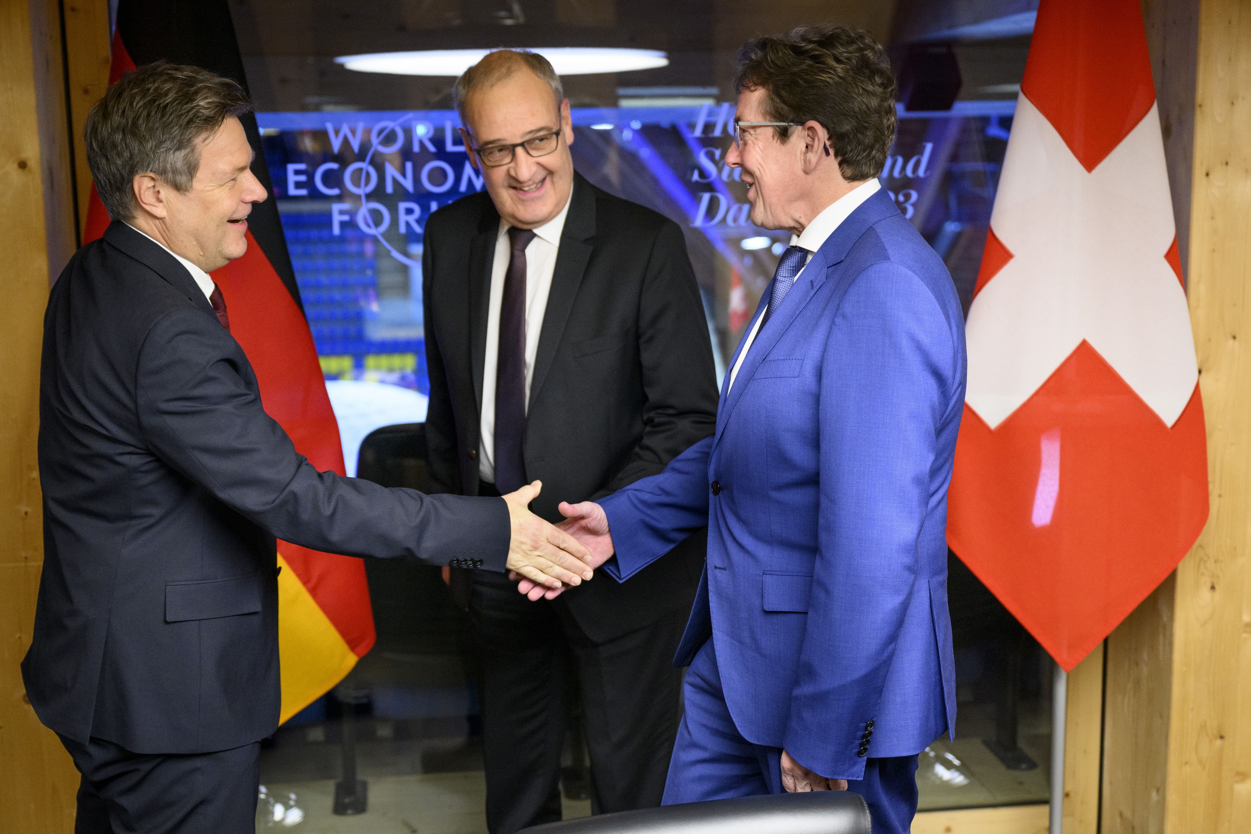 Offizielle-Treffen-Von-Macron-bis-Merz-hoffen-alle-auf-eine-Audienz-bei-Trump-und-halten-den-Bundesrat-hin