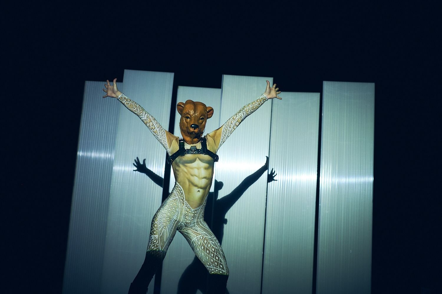 Party-in-der-Zwischenwelt-Die-Kompanie-Rohstoff-l-sst-mit-ihrer-Adaption-von-Orlando-die-St-hle-im-St-Galler-Palace-beben