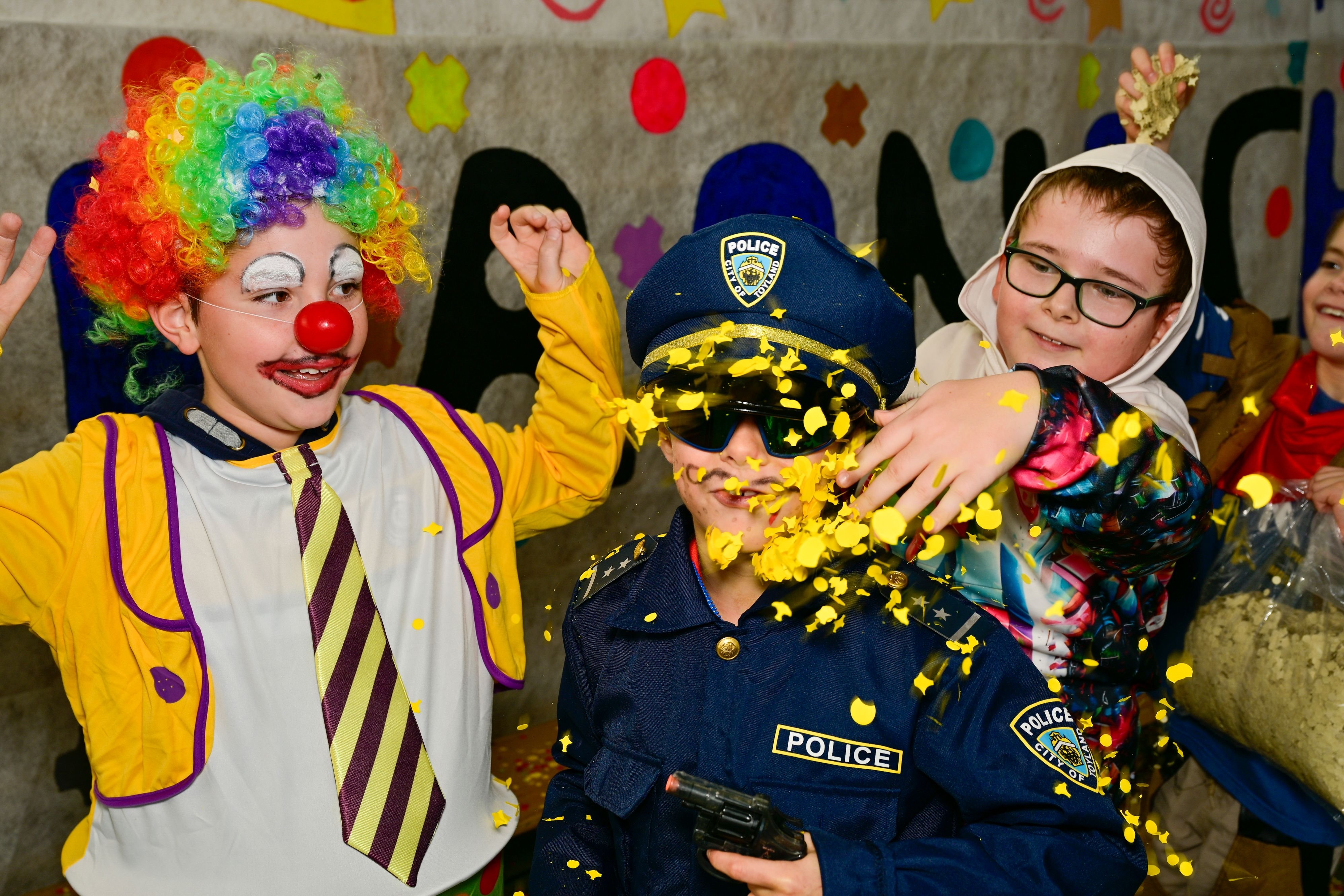 Konfetti-stand-bei-den-Kids-an-der-Kinderfasnacht-in-Arch-hoch-im-Kurs