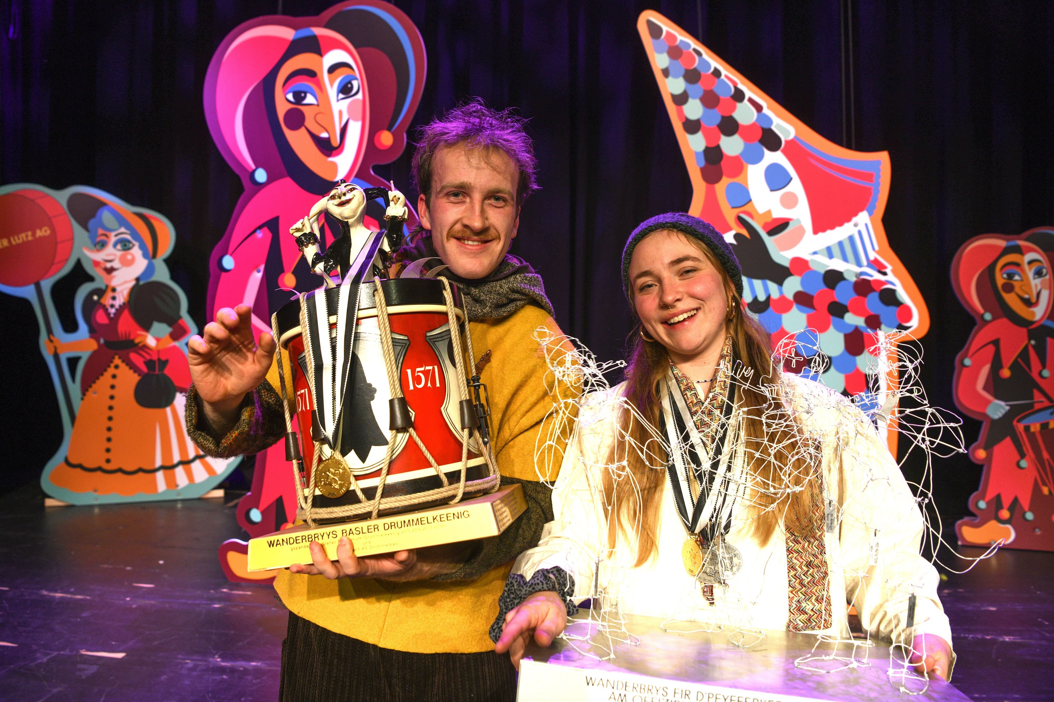 Ein-Kampf-der-K-nige-am-Brysdrummle-w-hrend-die-Pfeiferk-nigin-ihren-Thron-verteidigt