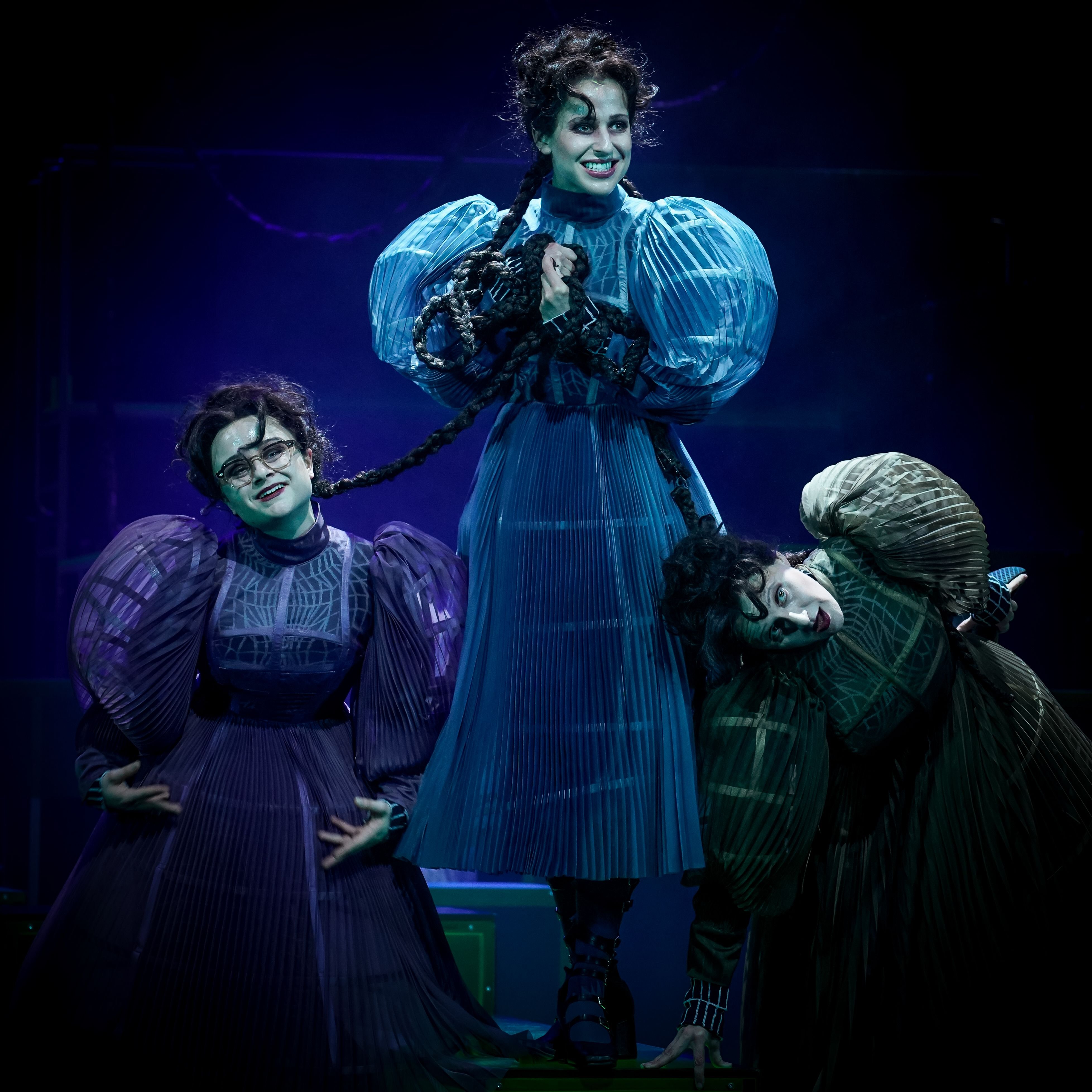 Kardashian-Vibes-auf-der-Pfauenb-hne-Diese-3-Schwestern-machen-Demokratie-zur-Reality-Show