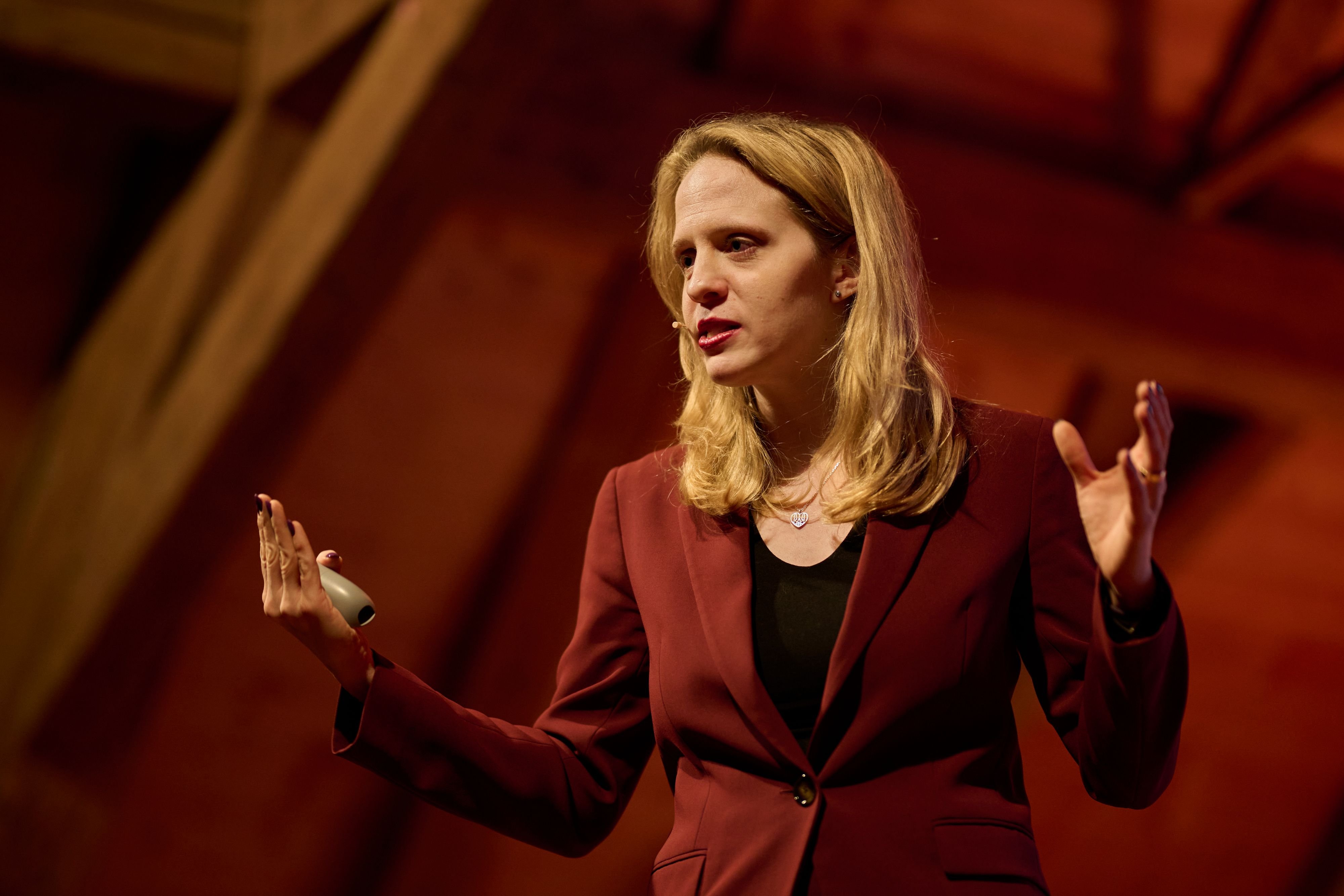 Sie-sah-als-erste-Schweizer-Journalistin-die-Fratze-des-Krieges-in-der-Ukraine-Journalistin-Luzia-Tschirky-erz-hlte-in-Bettlach-von-ihren-Erfahrungen