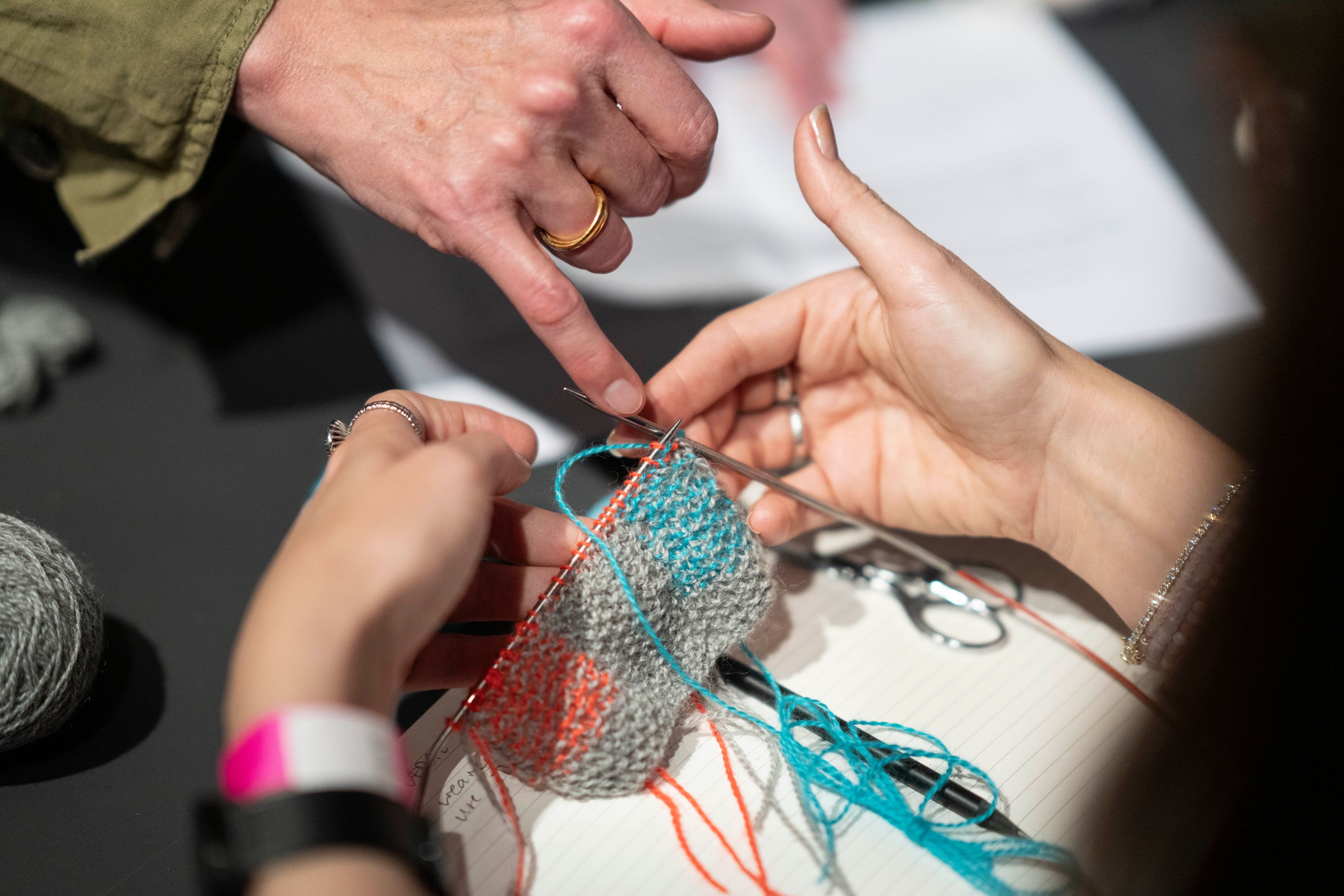 Offline-Hobbys-im-Trend-Wie-Stricken-T-pfern-Fischen-oder-Romantasy-B-cher-im-Westthurgau-auf-Anklang-stossen