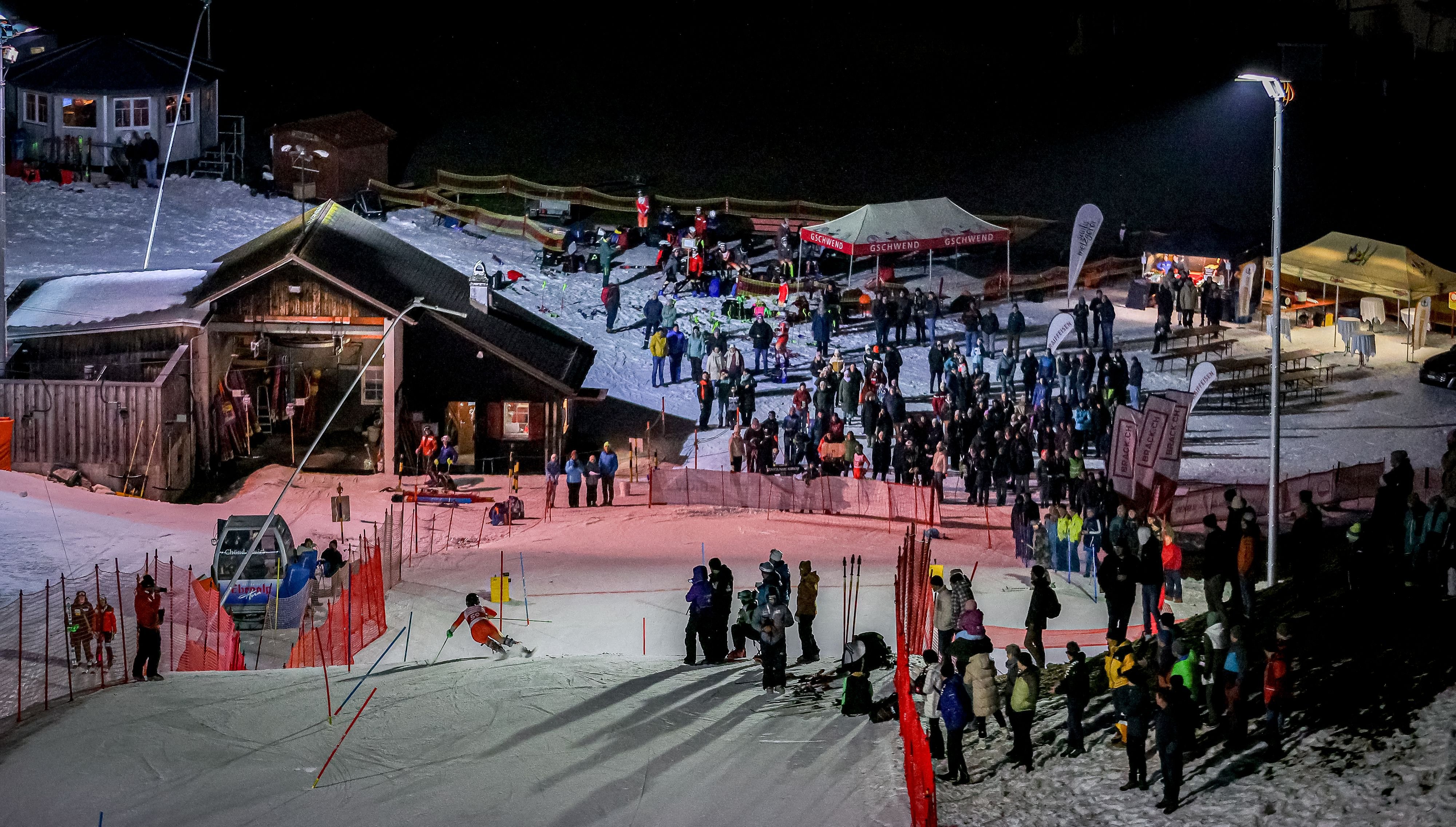 FIS-Rennen-in-Schwende-Skicracks-und-Podcaster-Marc-Berthod-und-Tina-Weirather-sind-dabei-was-das-mit-einem-Fauxpas-beim-Ap-ro-zu-tun-hat