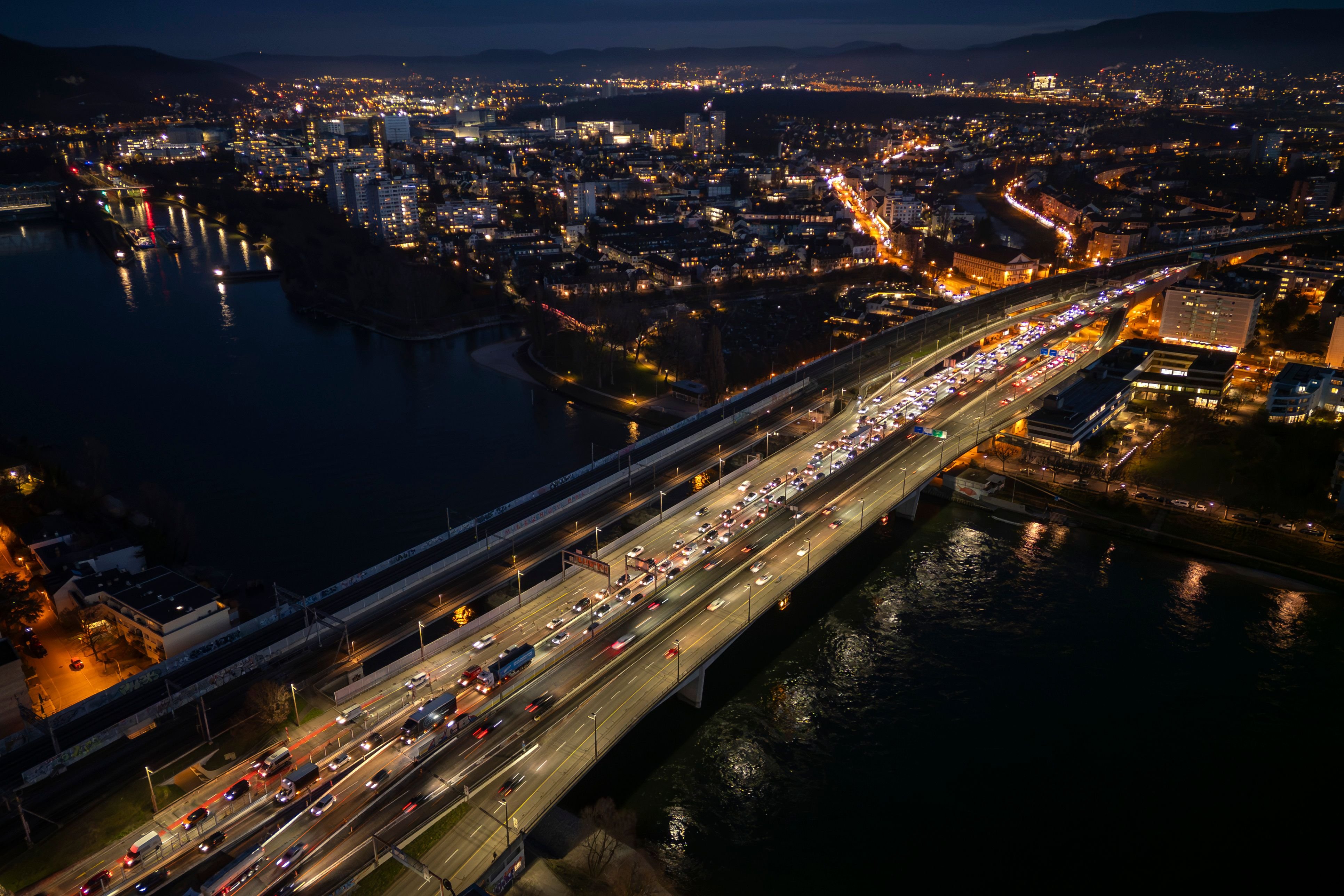 Den-Autobahnverkehr-ausgebremst-Zehn-Monate-bedingt-f-r-Motorrad-Lernfahrer