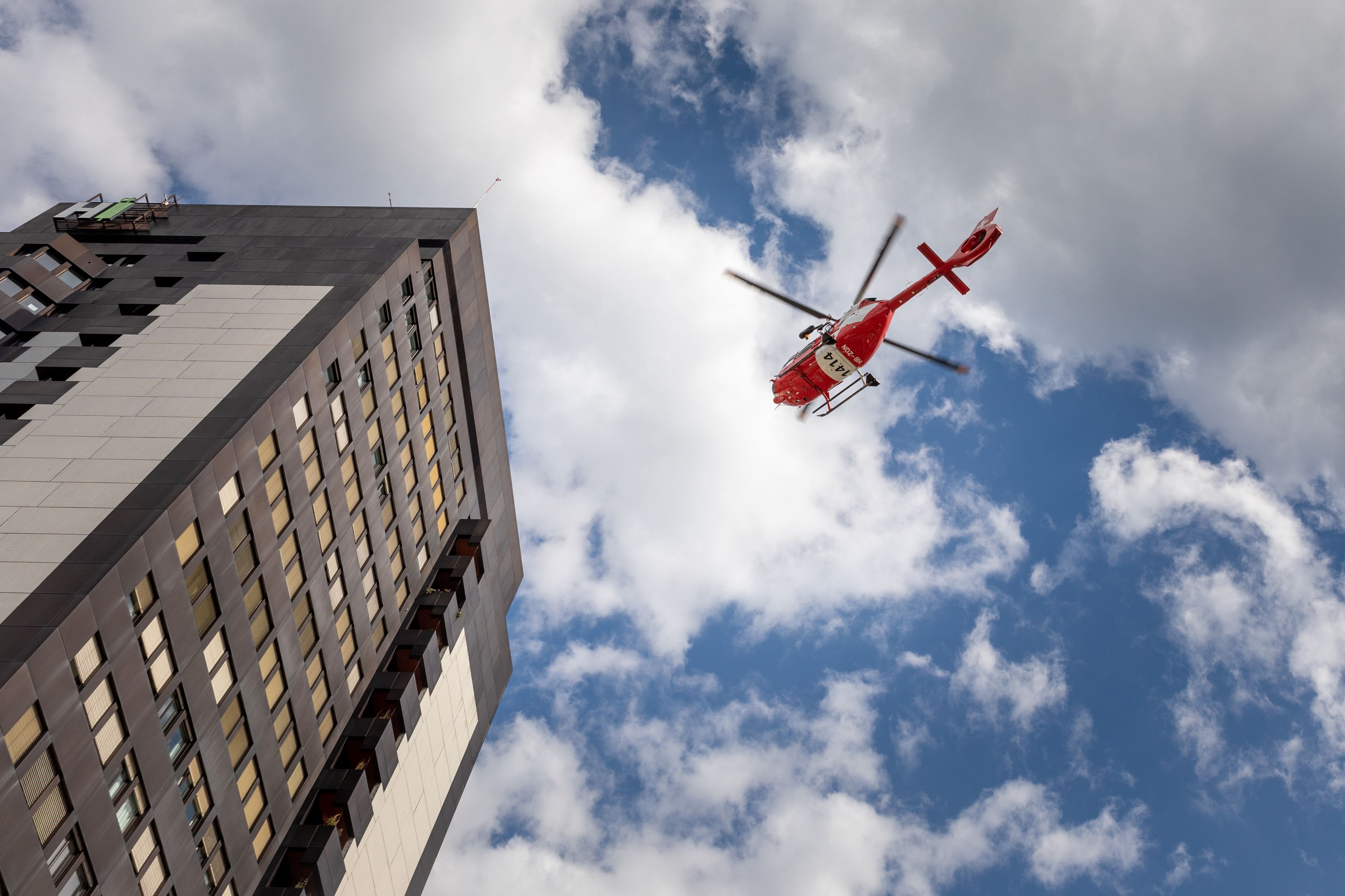 Ein-Baukran-steht-in-der-Anflugschneise-Helikopter-fliegen-beim-Kantonsspital-in-St-Gallen-bis-2029-den-alten-Landeplatz-an