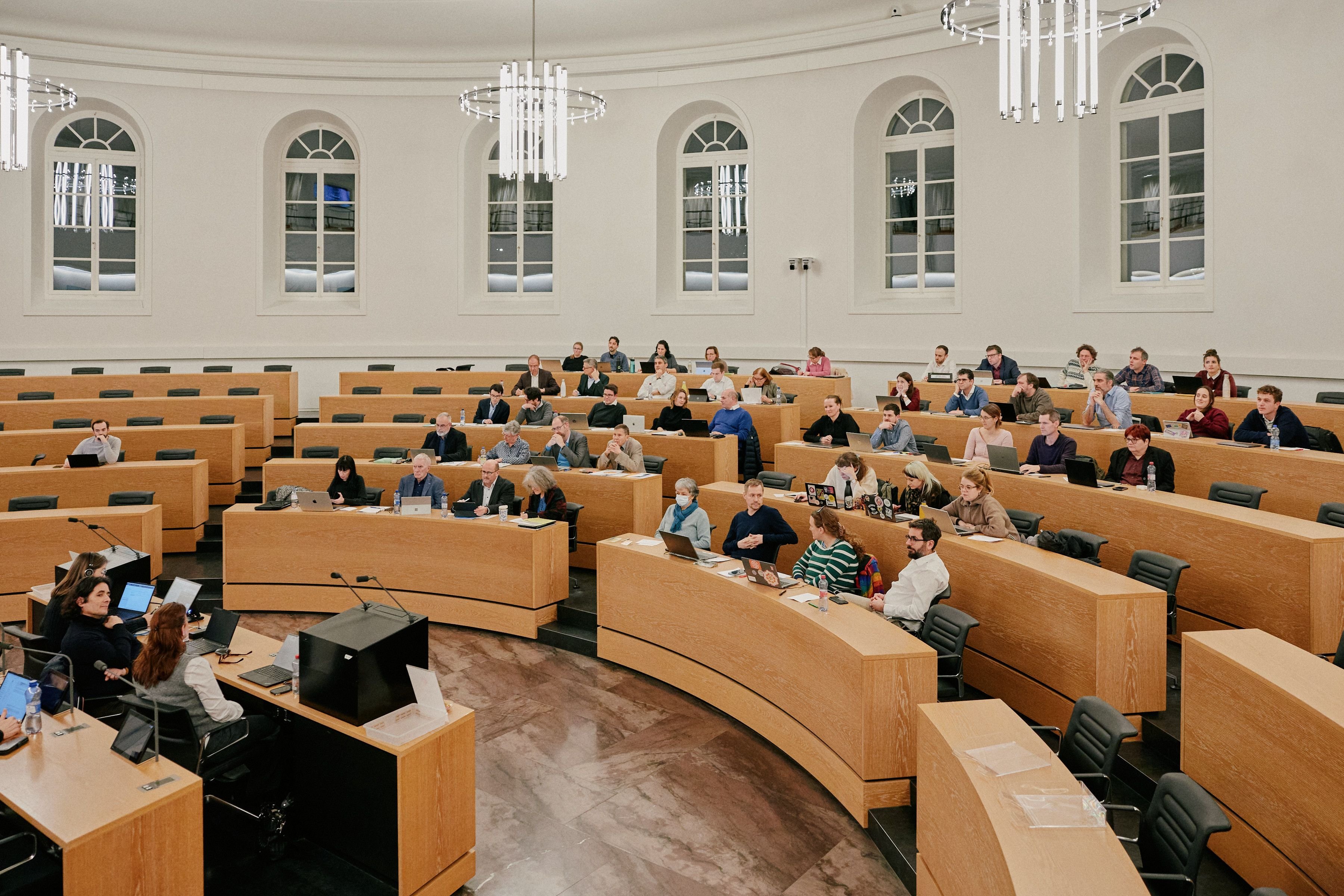 Nach-langer-Diskussion-Einwohnerrat-verdoppelt-sich-den-Lohn