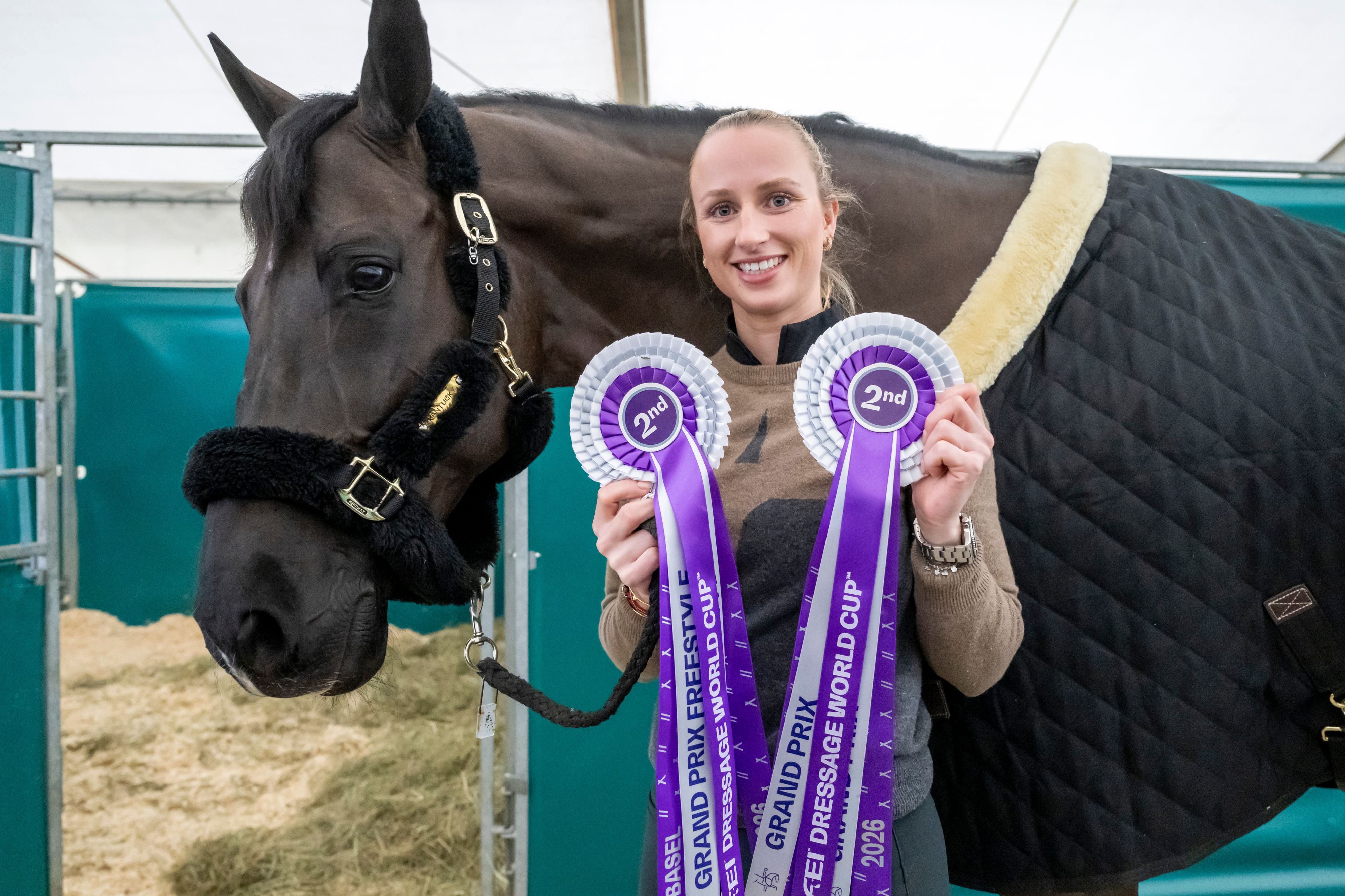die-luzernerin-charlotta-rogerson-wird-zweite-im-weltcup-und-sagt-mit-frack-und-helm-weiss-ich-was-ich-kann