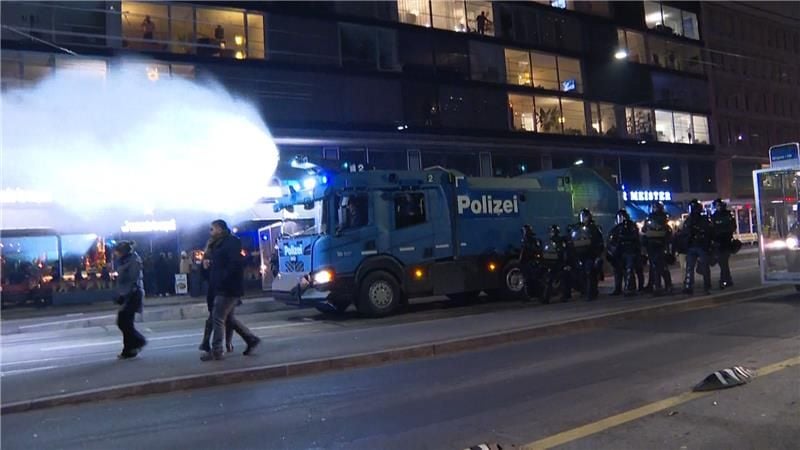 polizei-setzt-wasserwerfer-und-gummischrot-bei-anti-wef-demo-ein