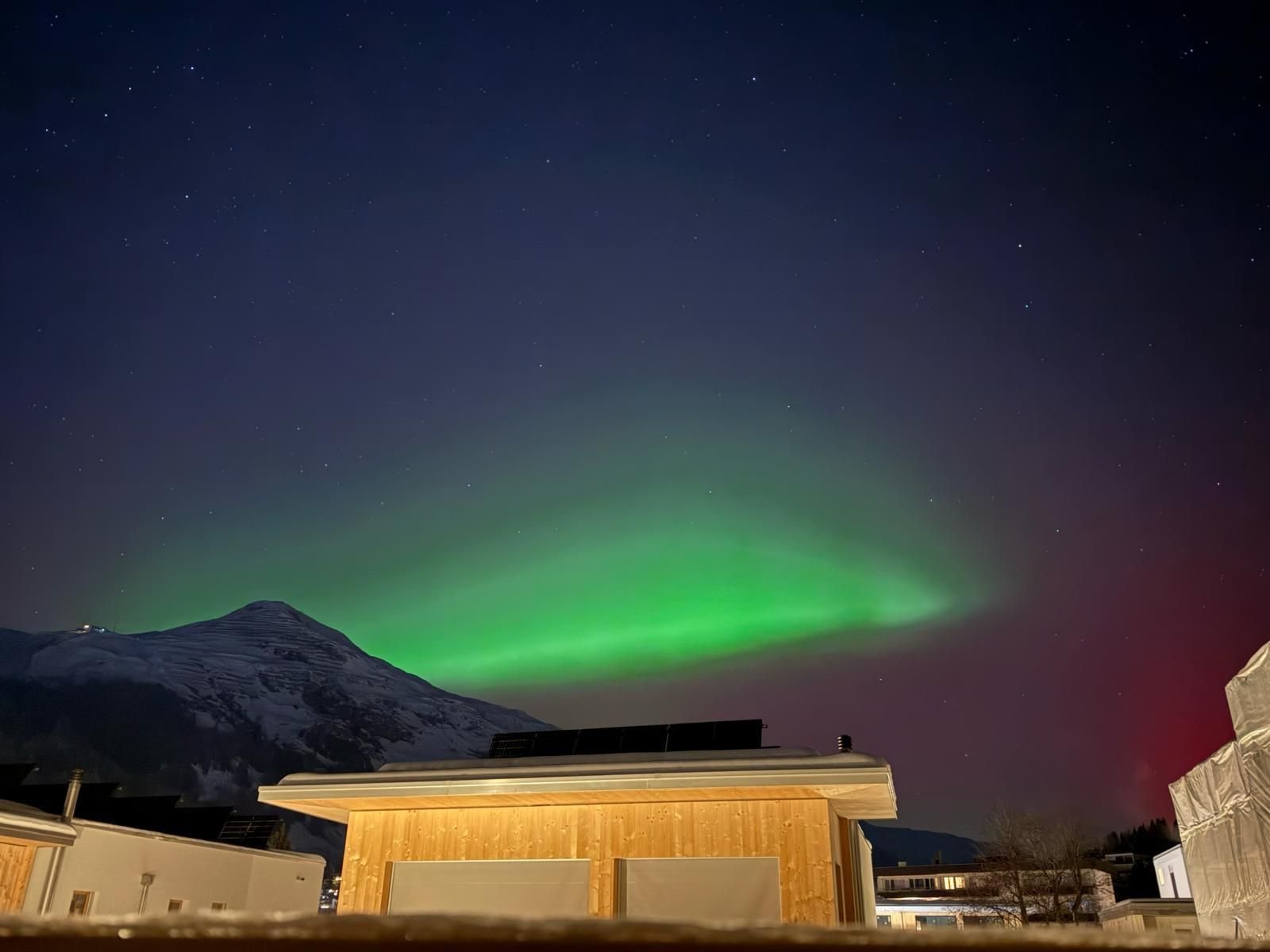 -Noch-nie-gesehen-Seltene-gr-n-rote-Nordlichter-am-Schweizer-Himmel